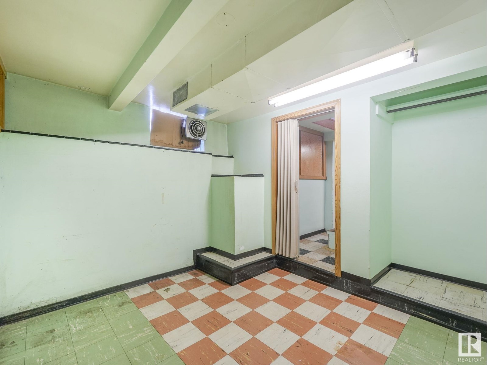 Photo 8 of 11929 54 St Nw, Edmonton AB