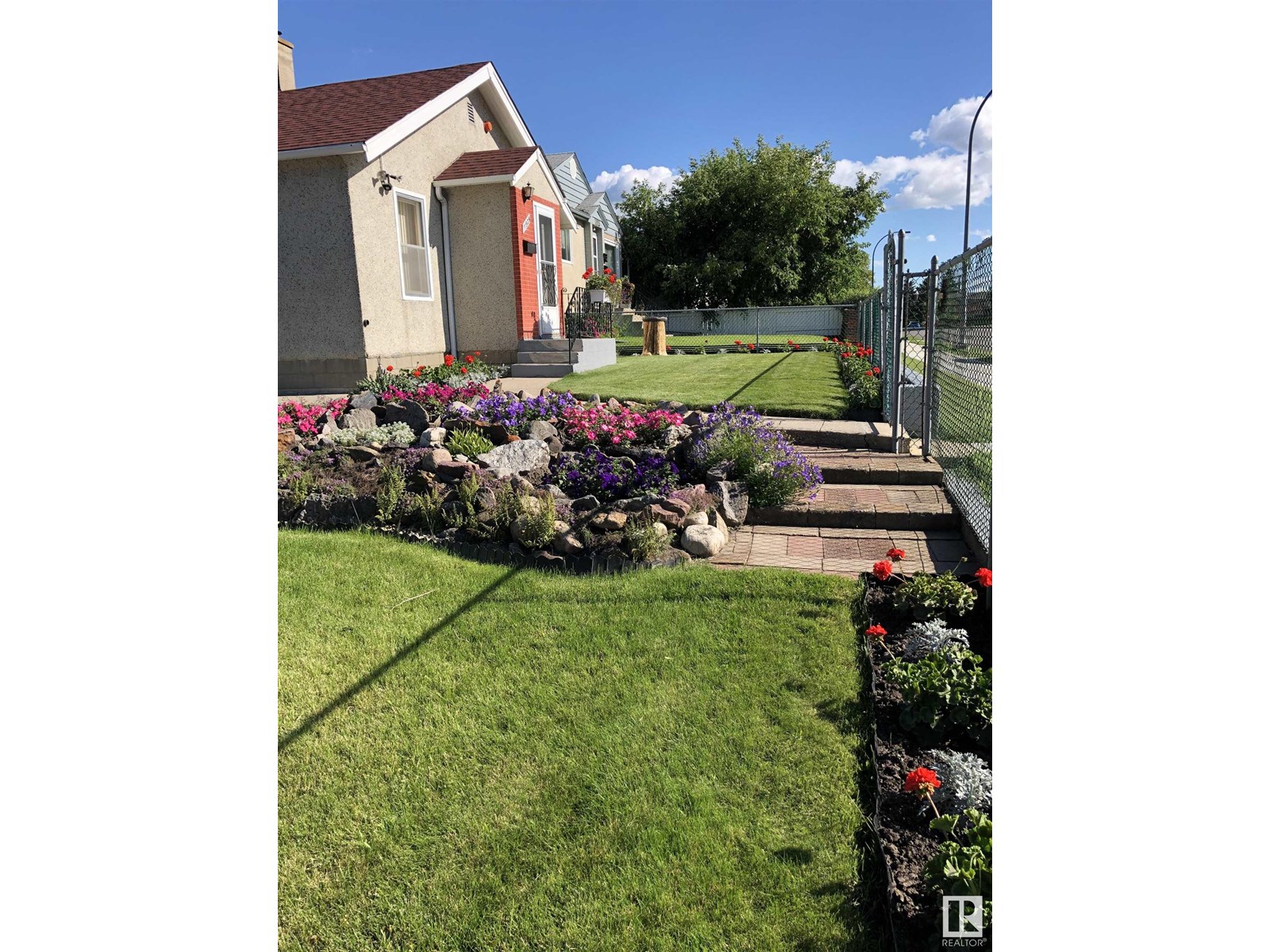 Photo 35 of 11929 54 St Nw, Edmonton AB