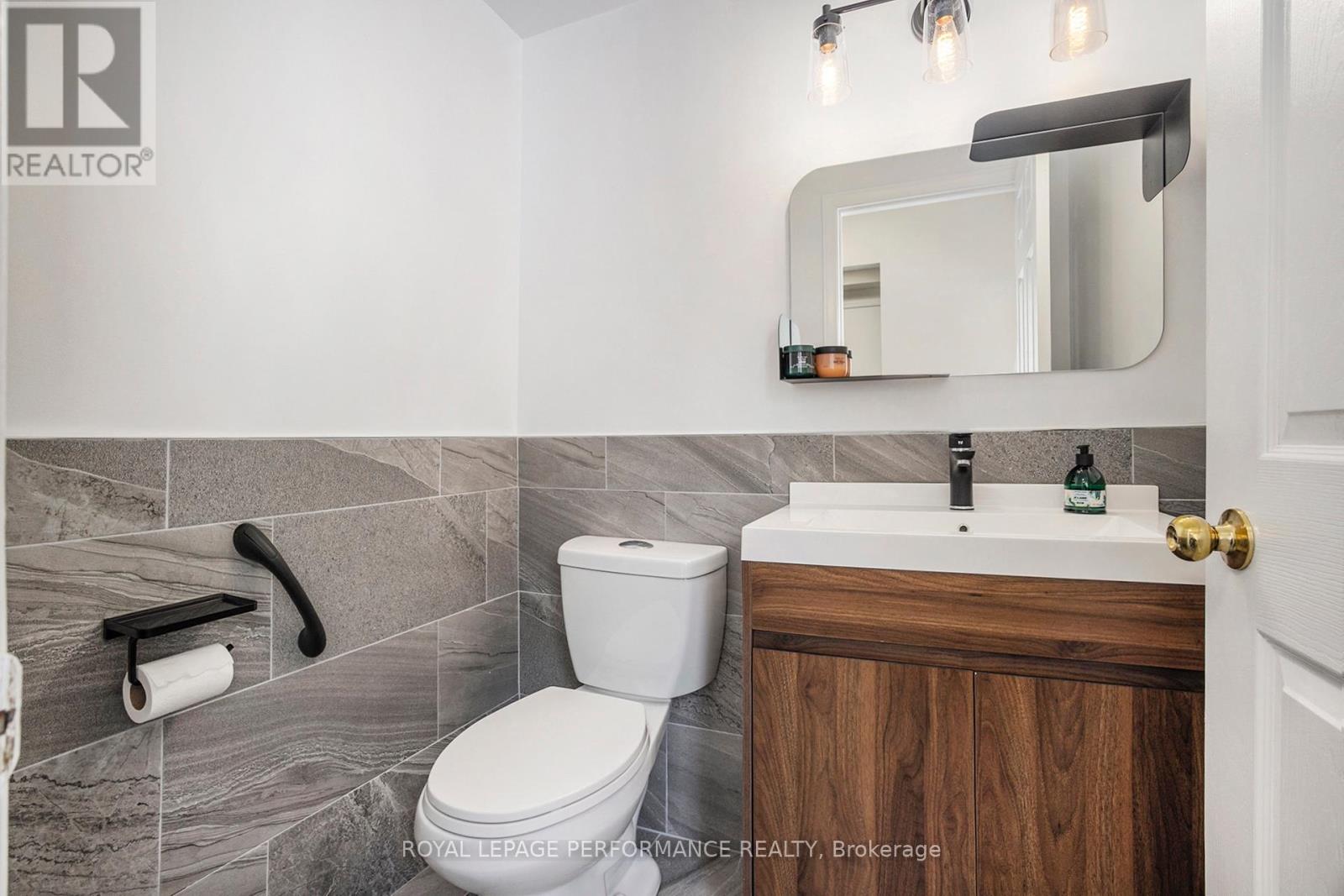Photo 2 of 56 Ipswich Terrace, Ottawa ON