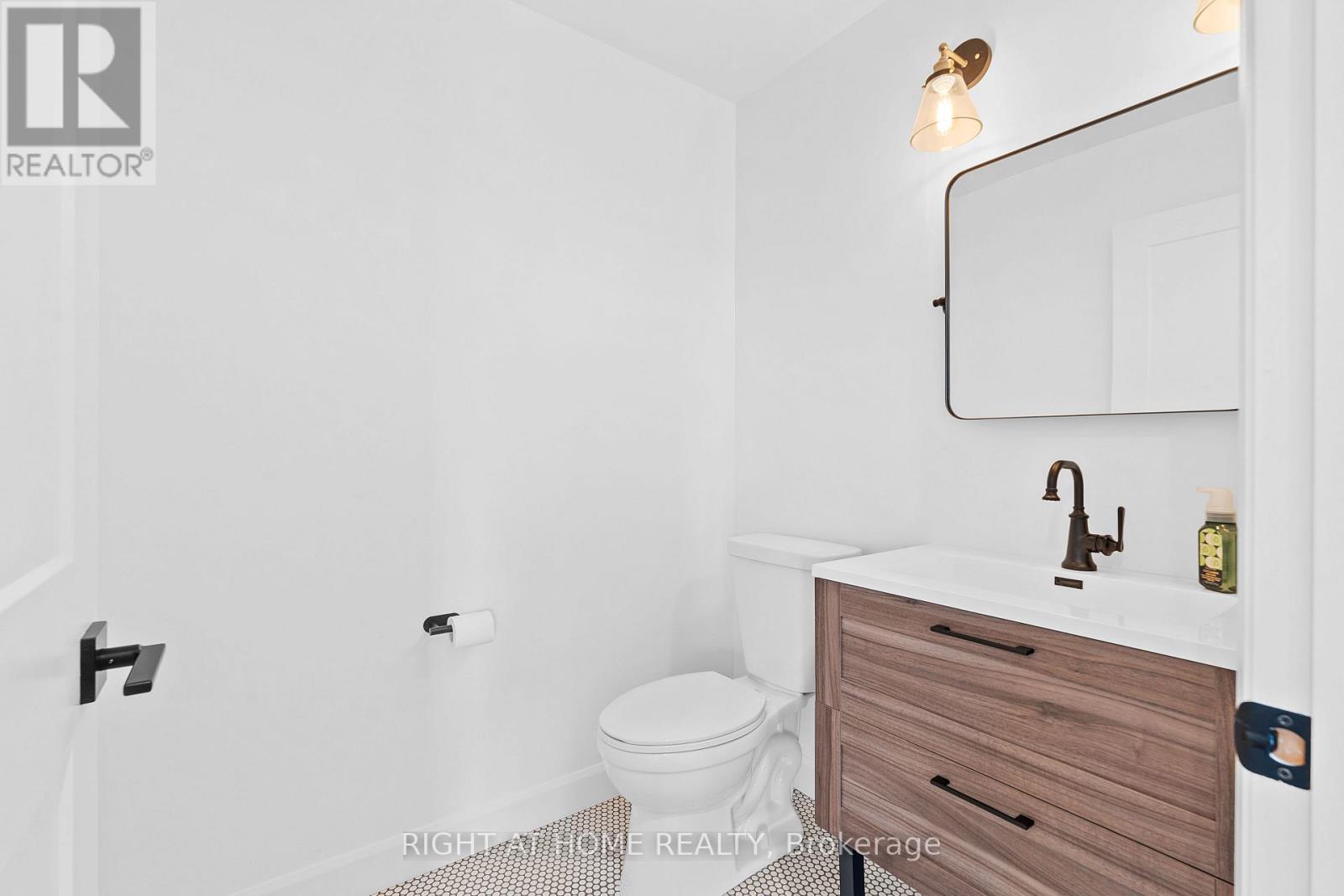 Photo 23 of 725 Squirrel Hill Drive, Kingston ON