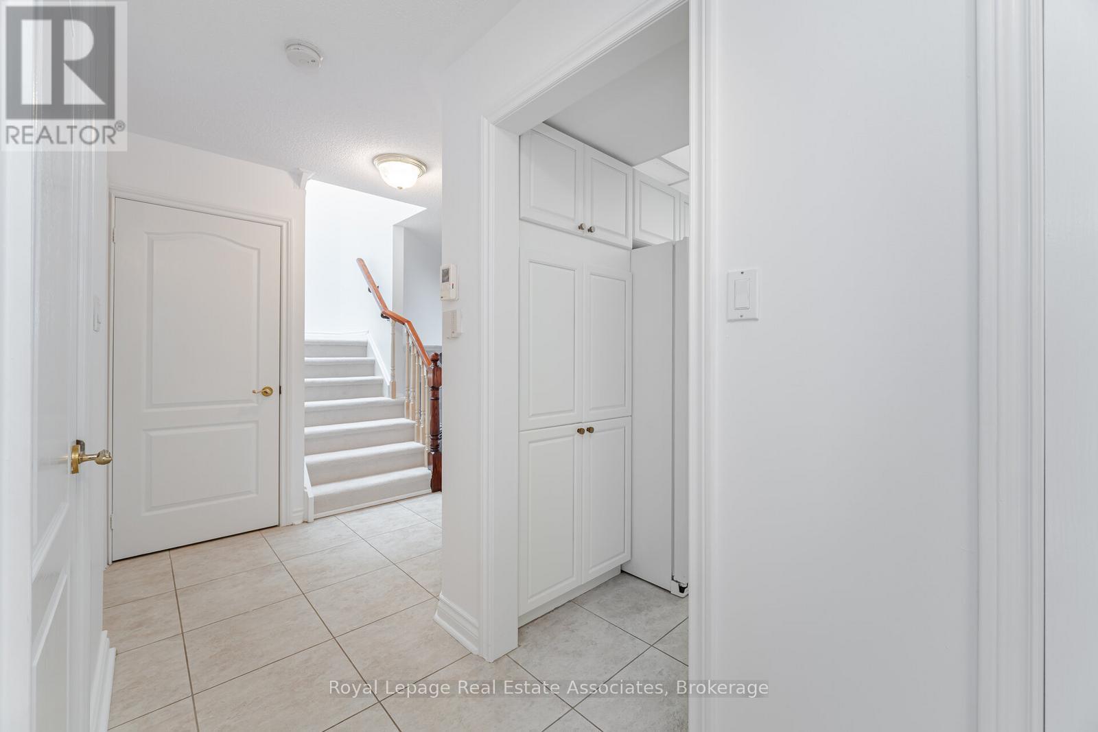 Photo 5 of 60 5480 Glen Erin Drive, Mississauga ON