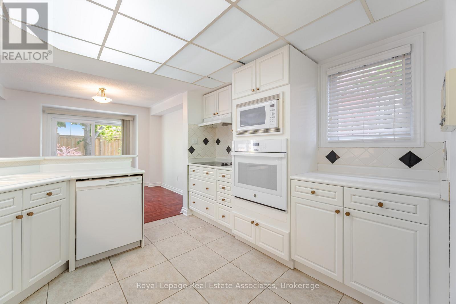 Photo 6 of 60 5480 Glen Erin Drive, Mississauga ON