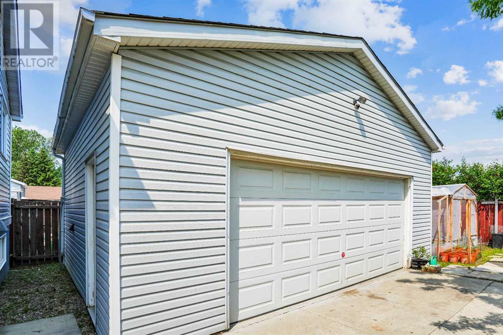 Single Family House Bungalow for Sale in  Aberfoyle Close NE Abbeydale Calgary 