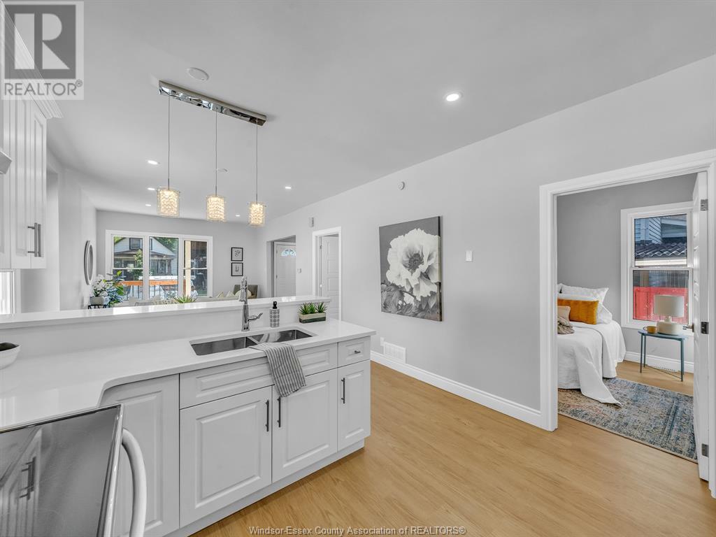Photo 10 of 537 Elm Ave, Windsor ON