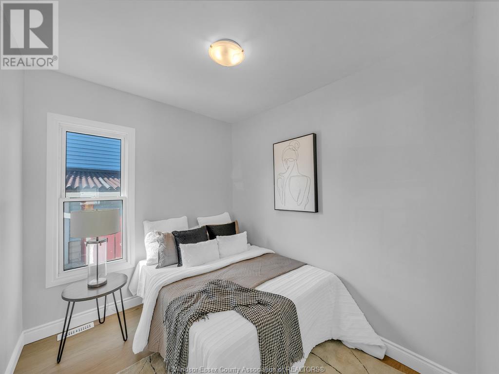 Photo 13 of 537 Elm Ave, Windsor ON