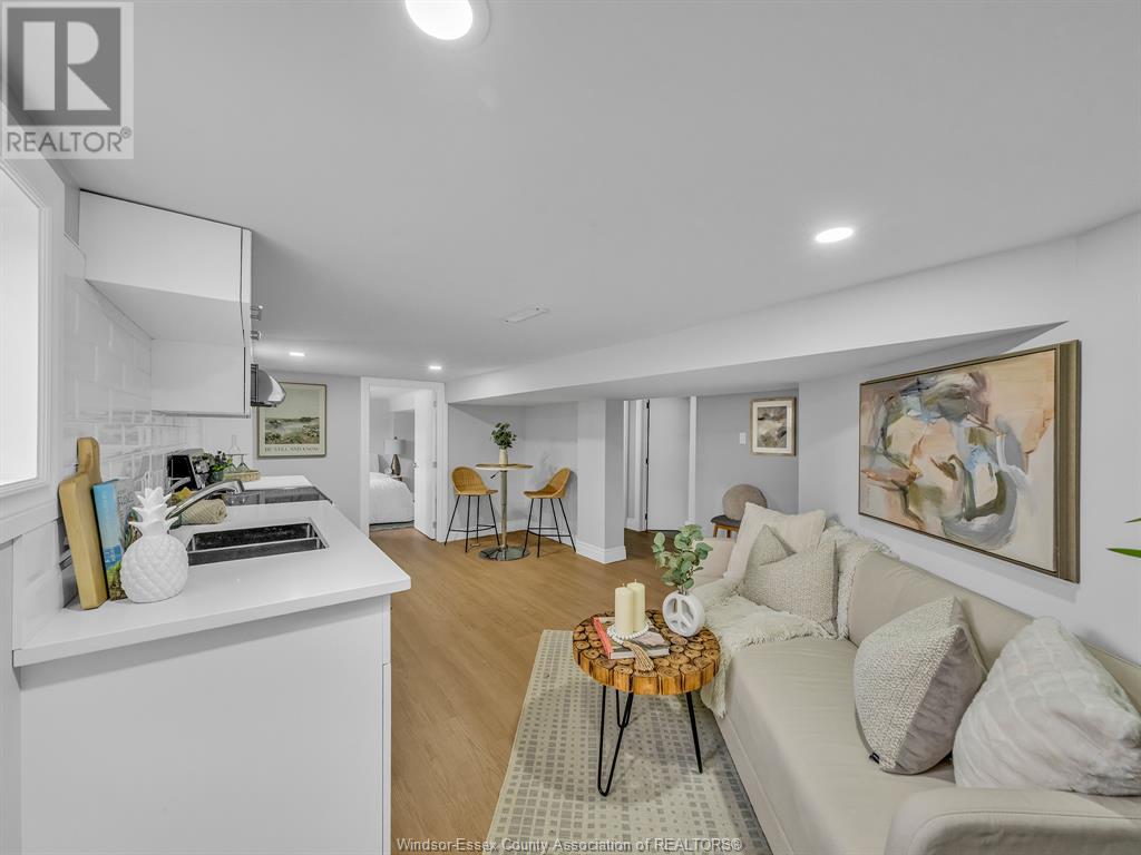 Photo 17 of 537 Elm Ave, Windsor ON