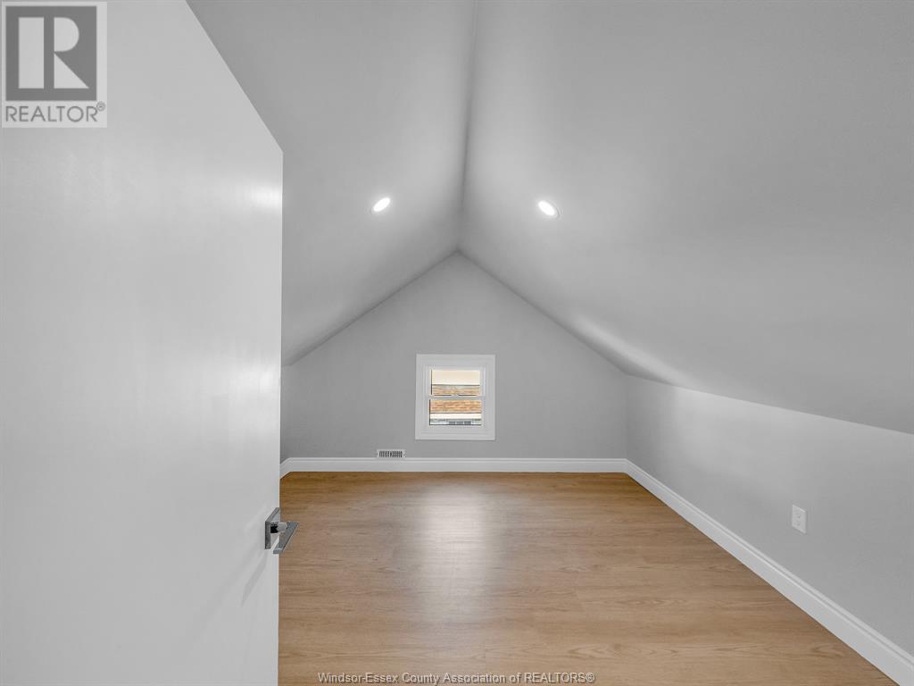 Photo 30 of 537 Elm Ave, Windsor ON