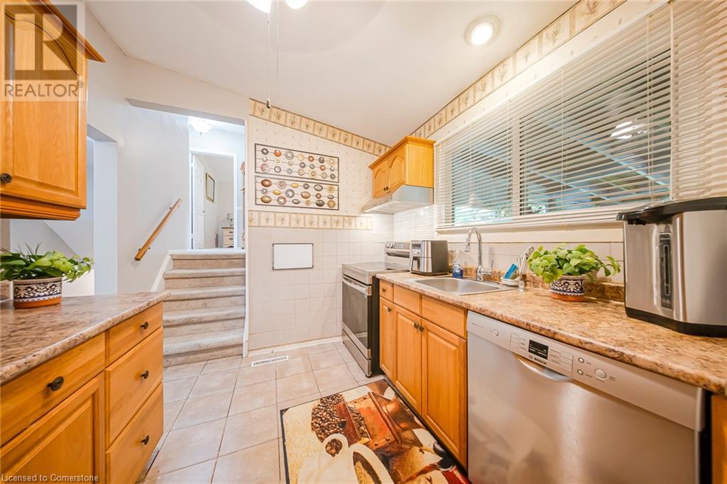 Photo 12 of 23 Coral Drive, Hamilton ON