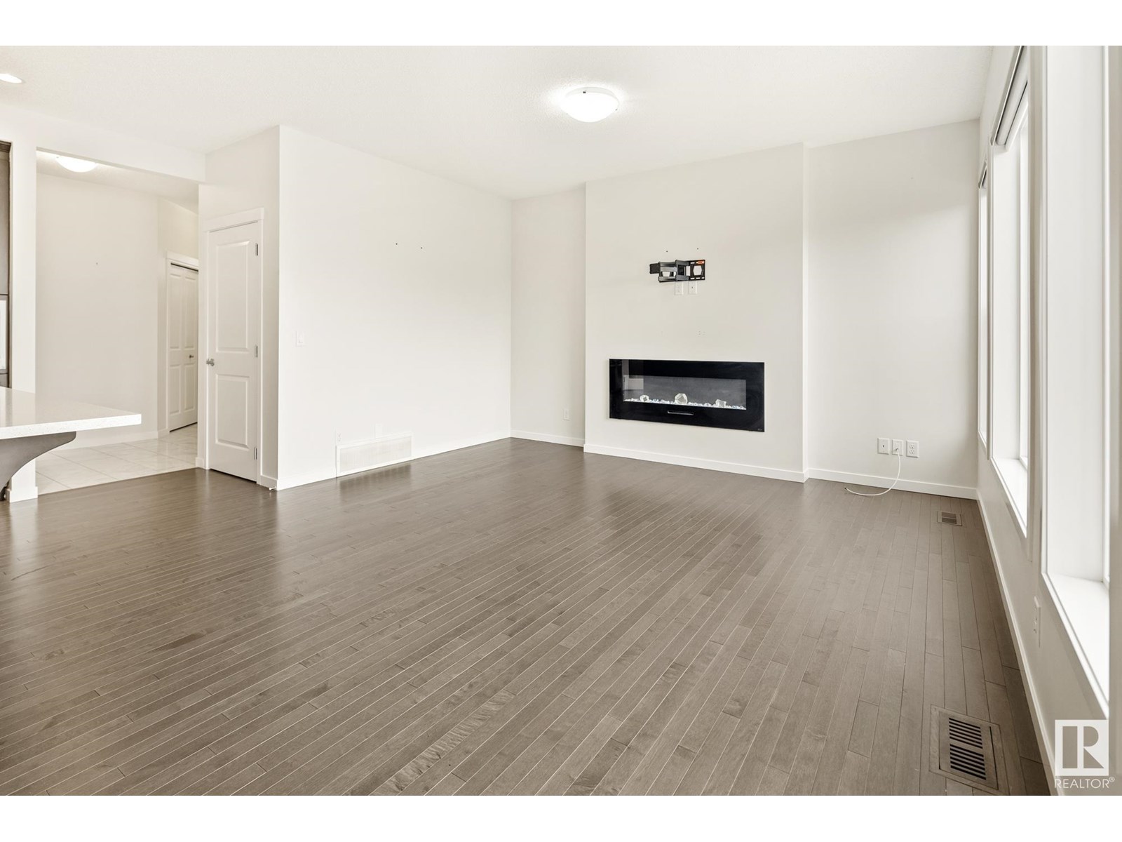 Photo 3 of 5404 22 Av Sw, Edmonton AB