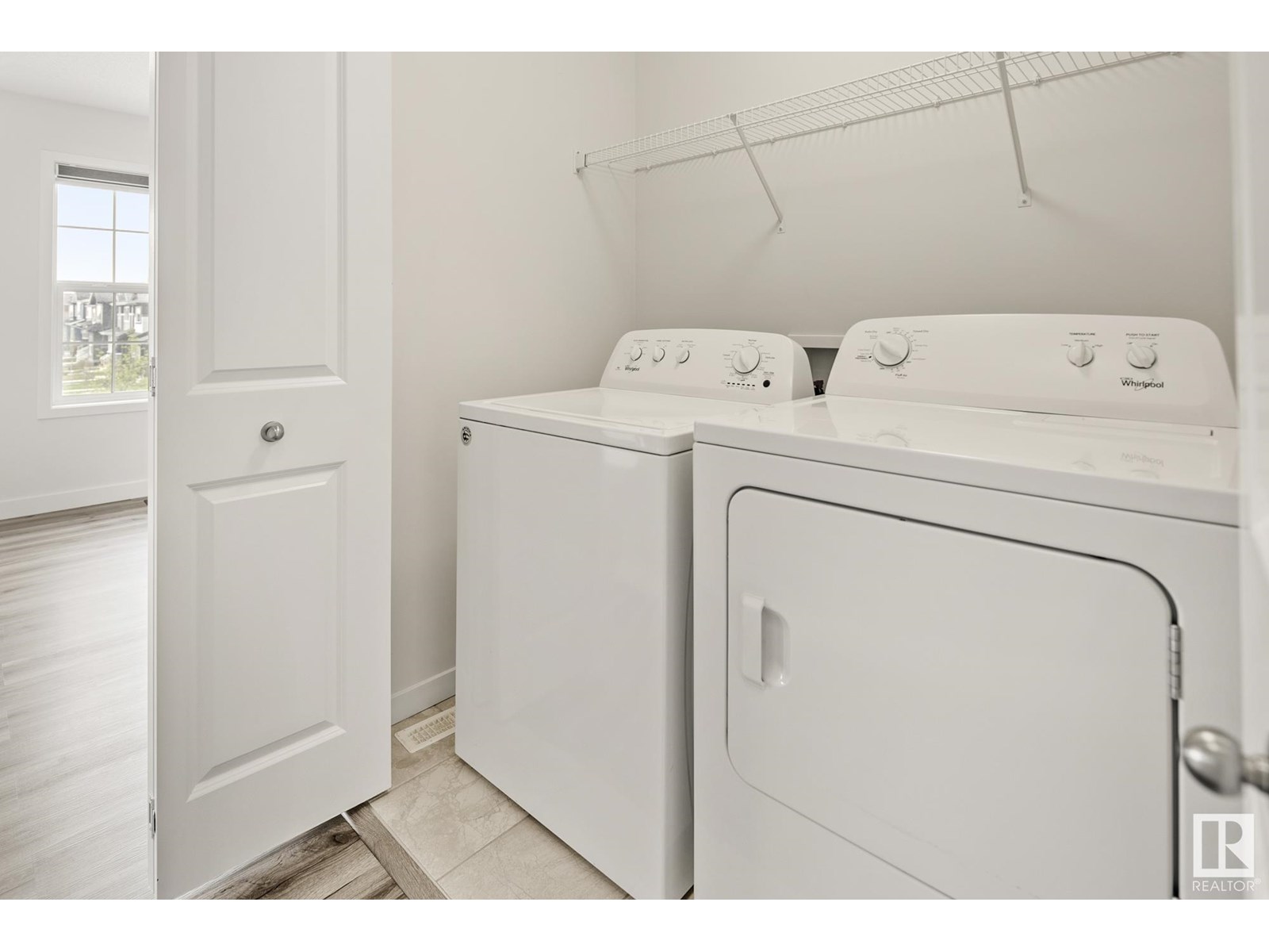 Photo 10 of 5404 22 Av Sw, Edmonton AB