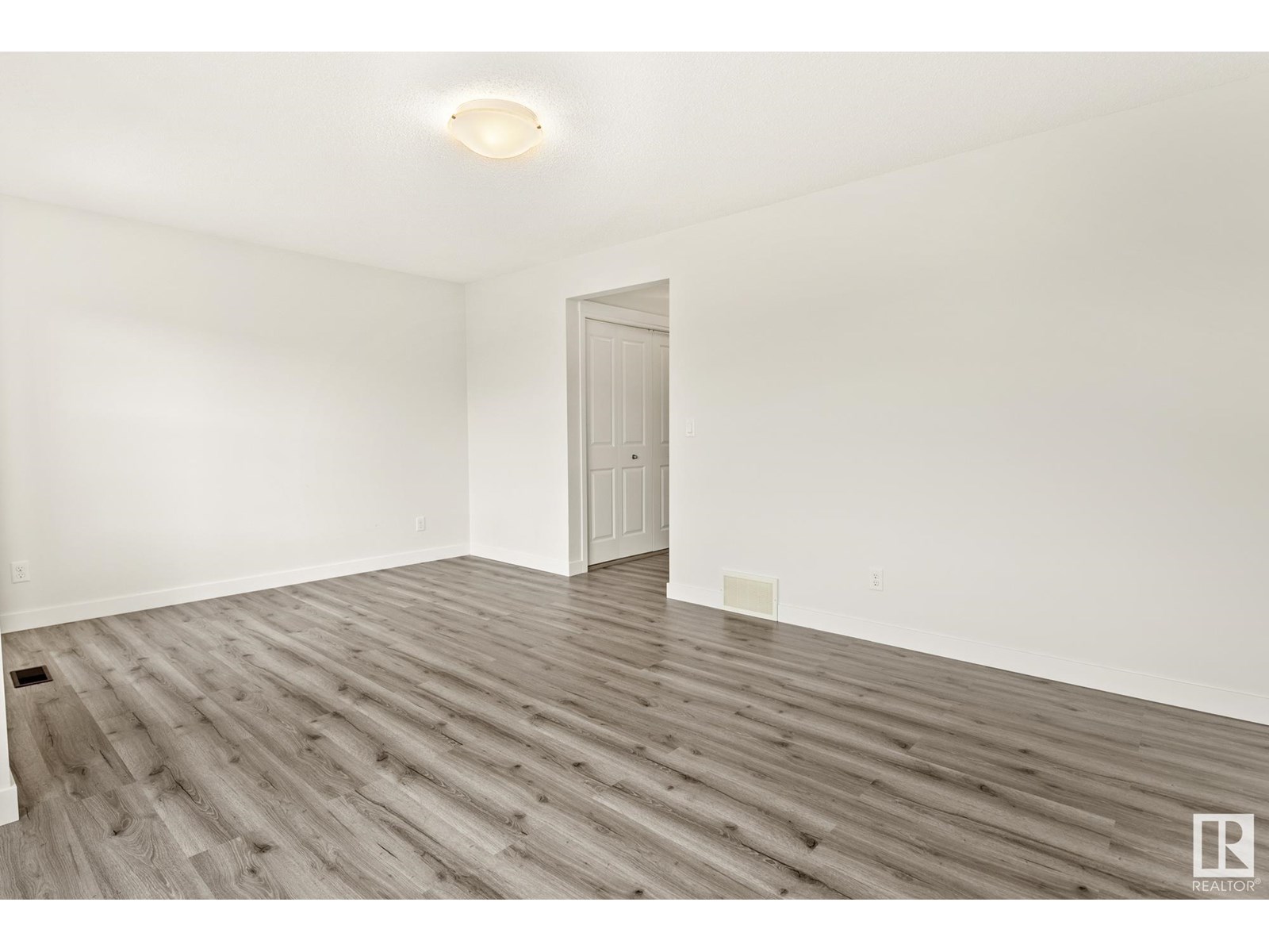 Photo 12 of 5404 22 Av Sw, Edmonton AB