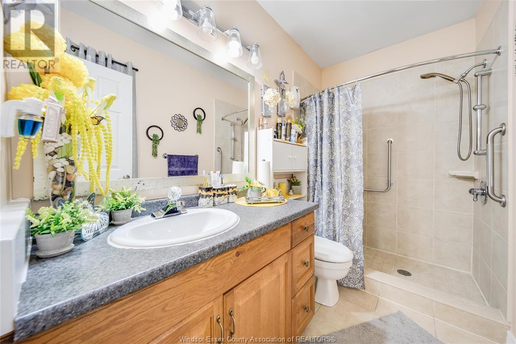 Photo 10 of 1054 Oak Street, Windsor ON