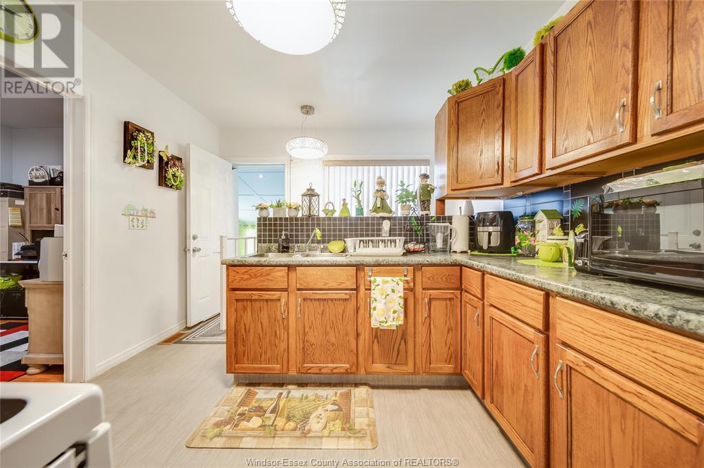 Photo 5 of 1054 Oak Street, Windsor ON