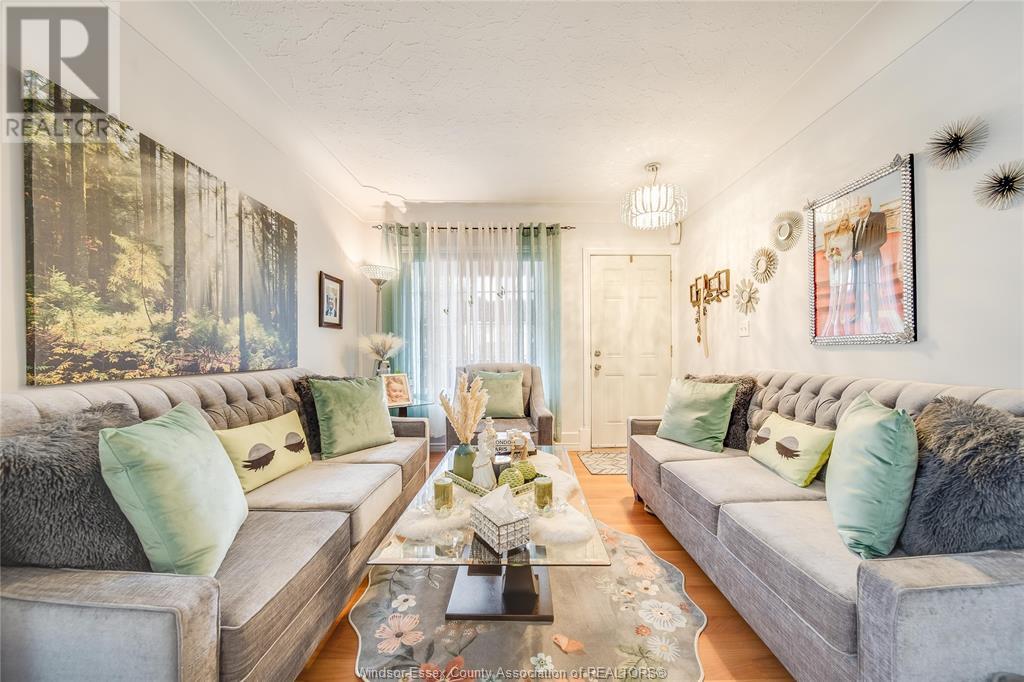 Photo 8 of 1054 Oak Street, Windsor ON