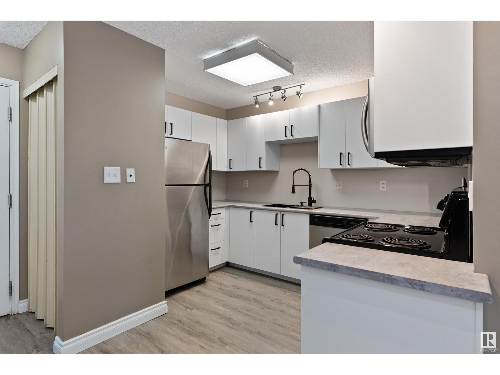 Photo 6 of 206 9010 106 Av Nw, Edmonton AB