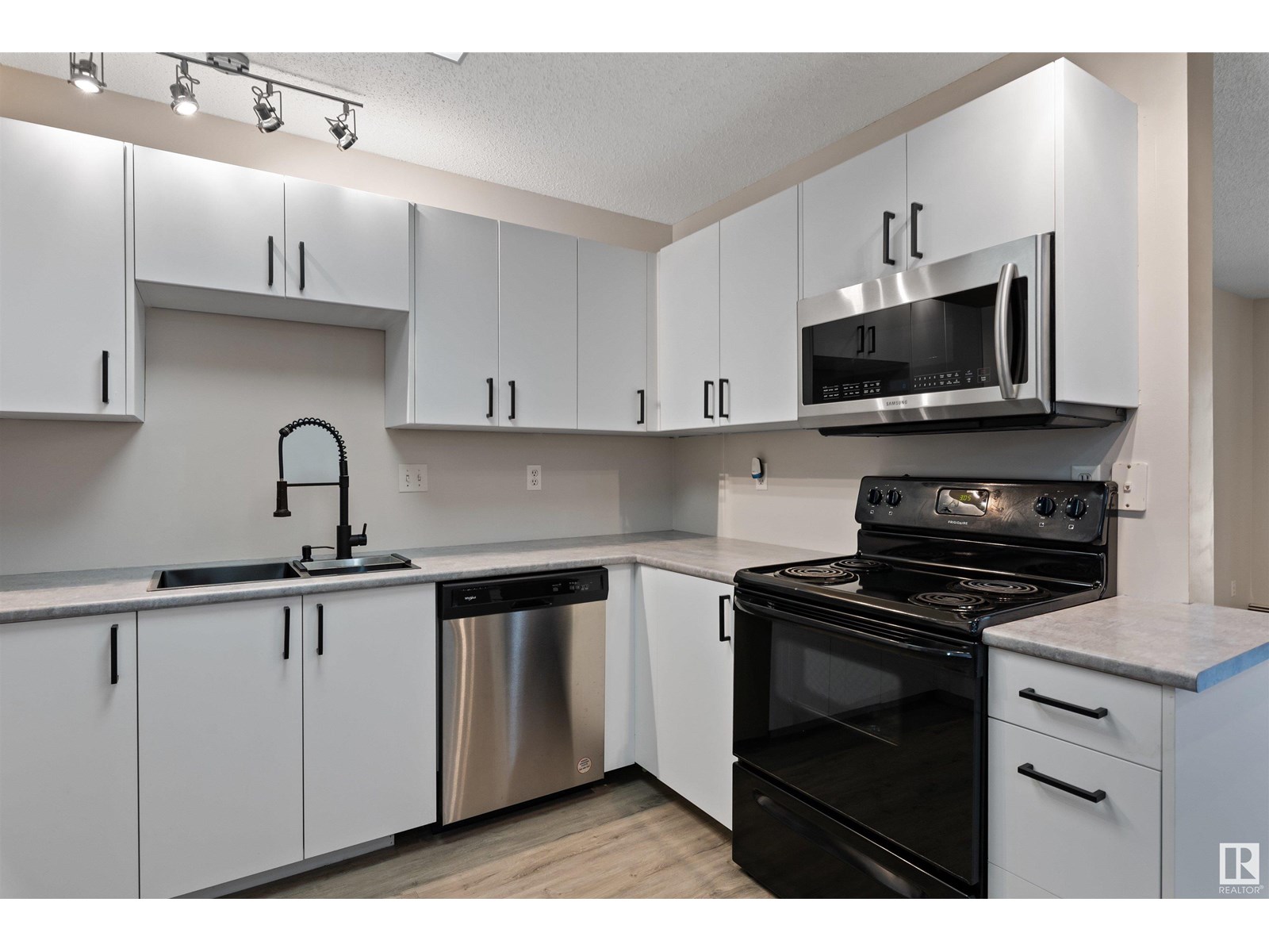 Photo 9 of 206 9010 106 Av Nw, Edmonton AB