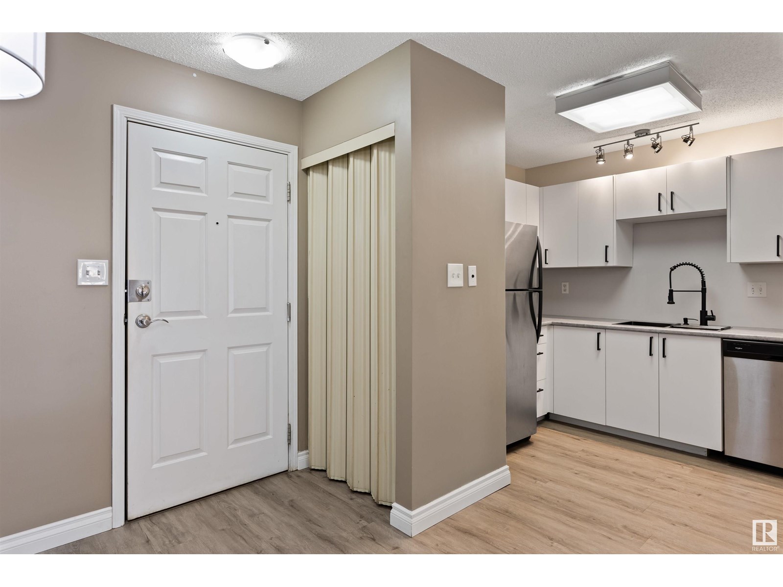 Photo 10 of 206 9010 106 Av Nw, Edmonton AB