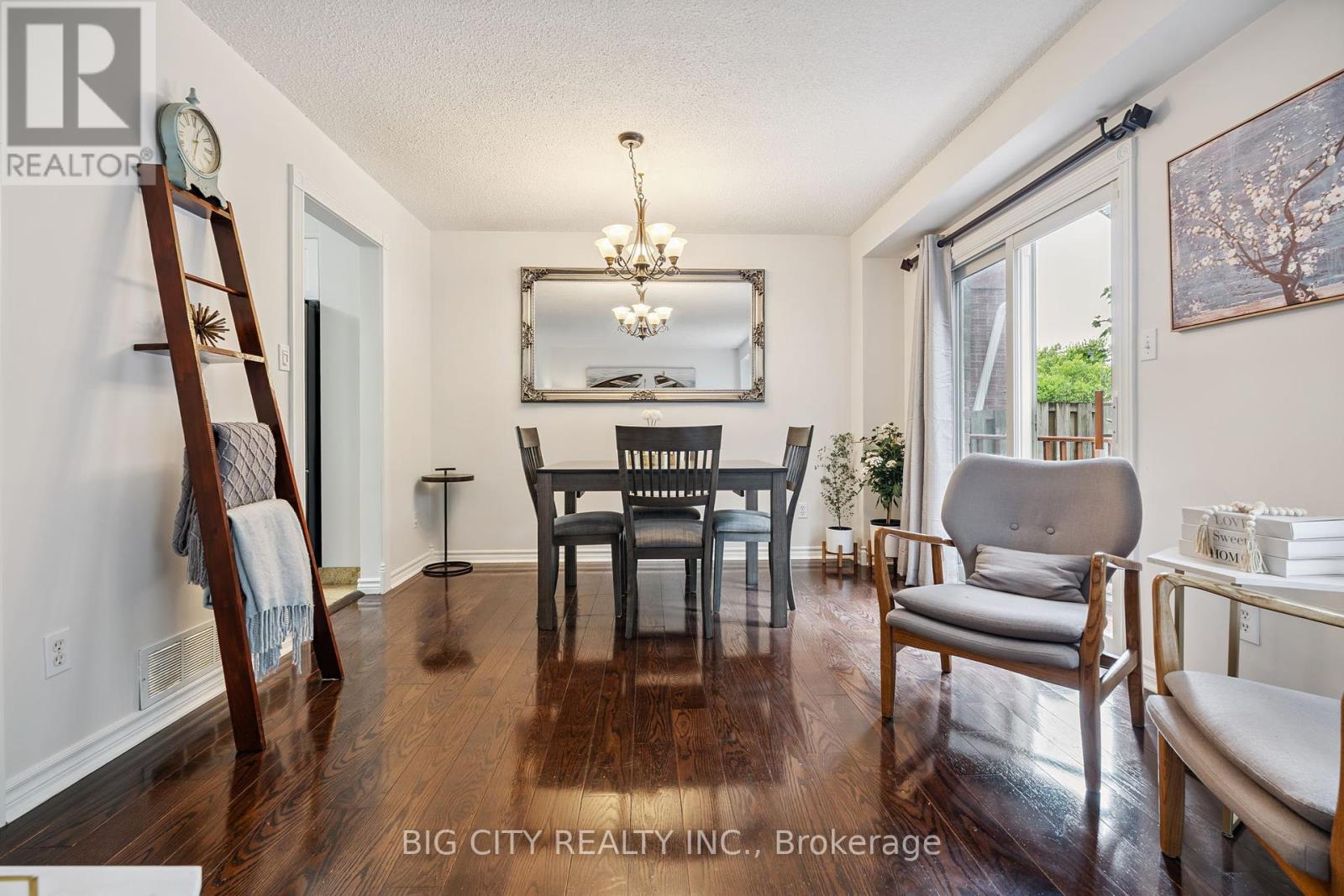 Photo 5 of 62 Lund Street, Richmond Hill ON