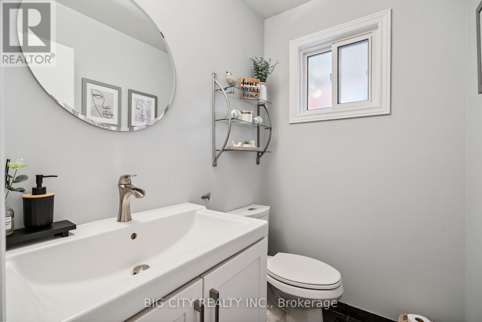 Photo 7 of 62 Lund Street, Richmond Hill ON
