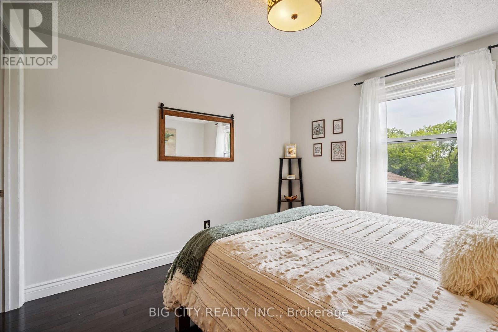 Photo 32 of 62 Lund Street, Richmond Hill ON