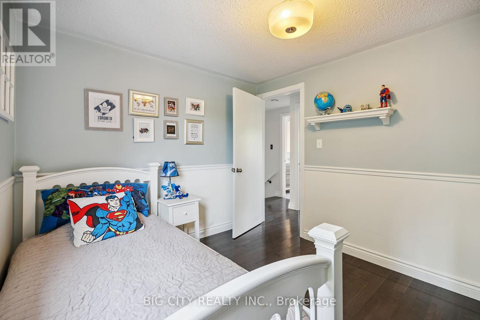 Photo 3 of 62 Lund Street, Richmond Hill ON