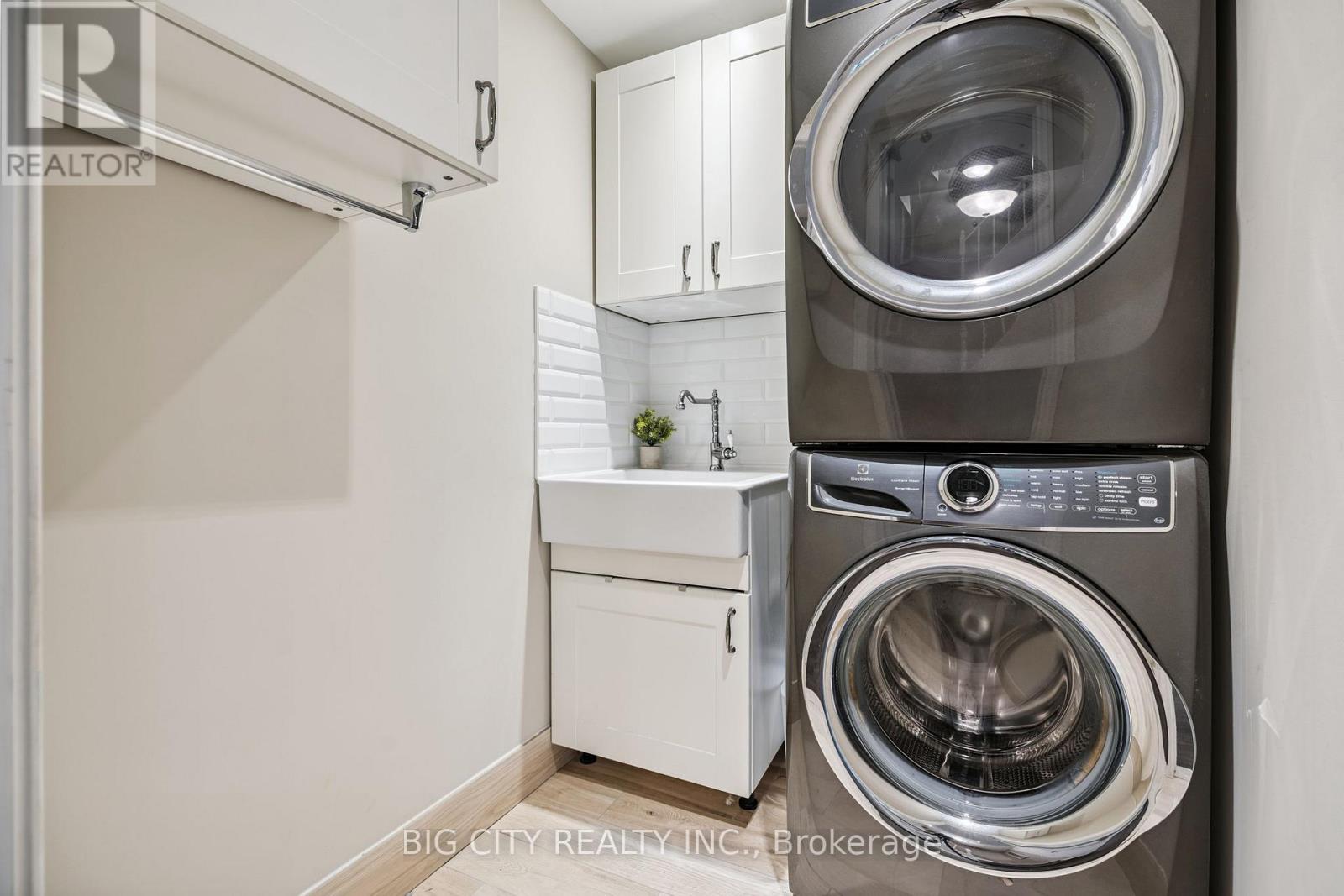 Photo 31 of 62 Lund Street, Richmond Hill ON