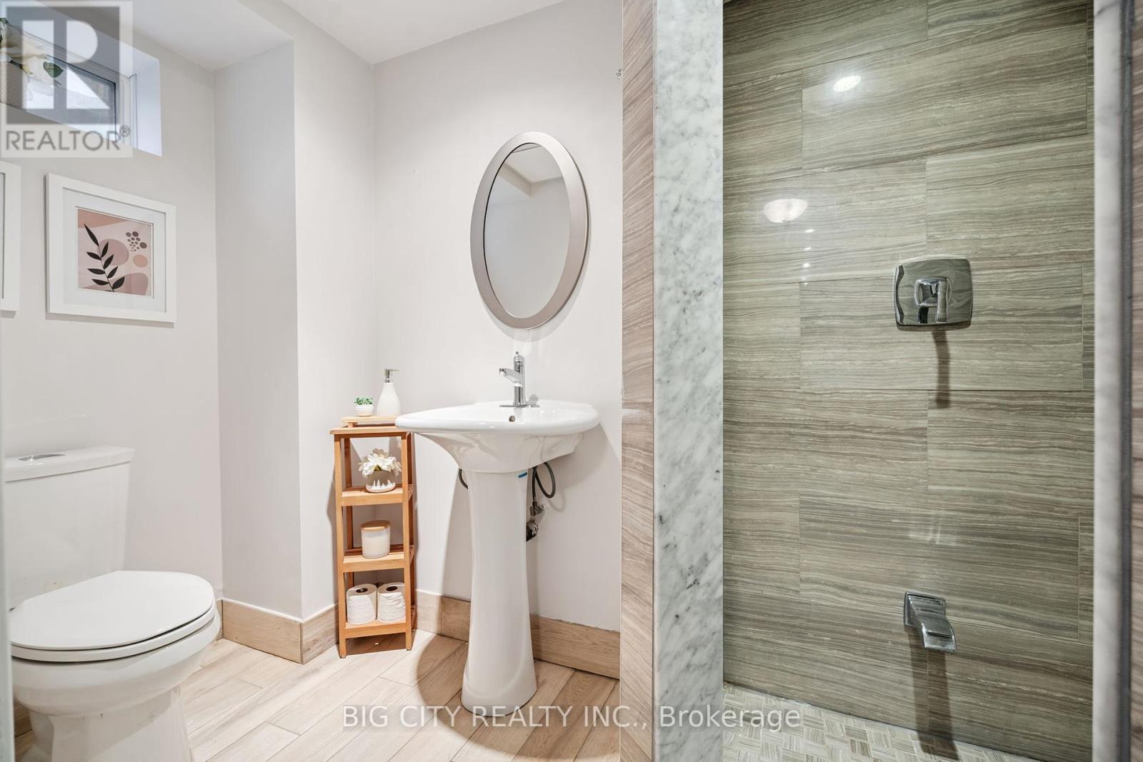 Photo 27 of 62 Lund Street, Richmond Hill ON