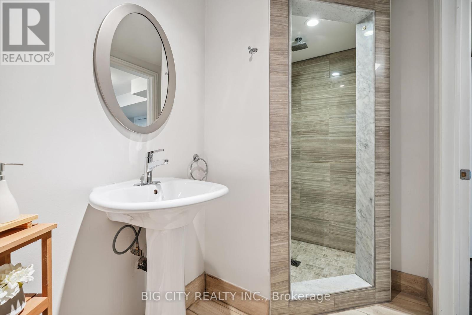 Photo 20 of 62 Lund Street, Richmond Hill ON