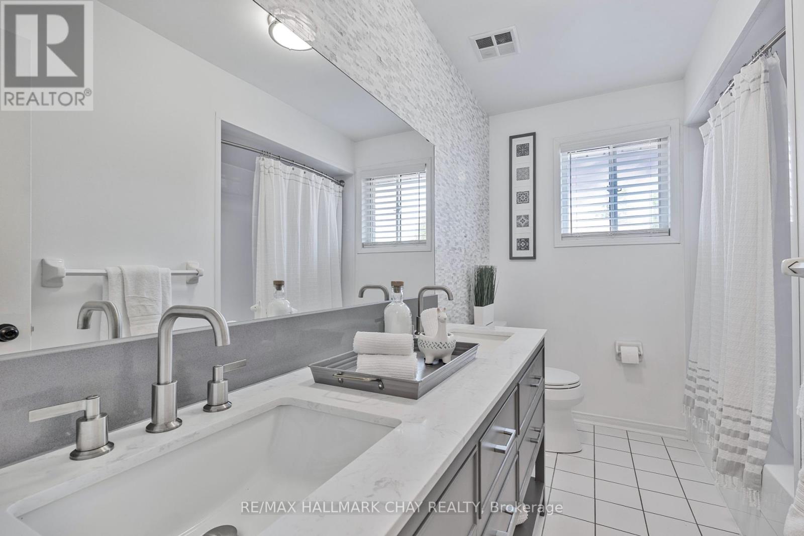 Single Family House for Sale in  CUNDLES ROAD W Barrie (Northwest) 