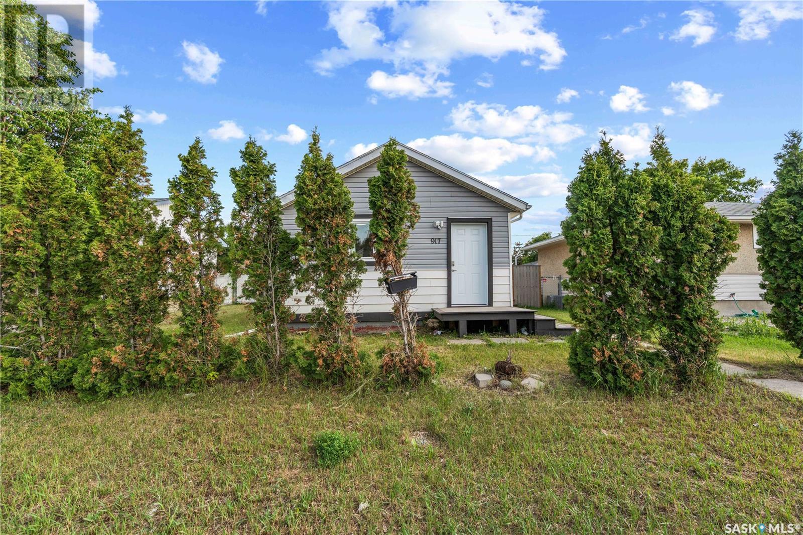 Photo 2 of 917 Dewdney Avenue E, Regina SK