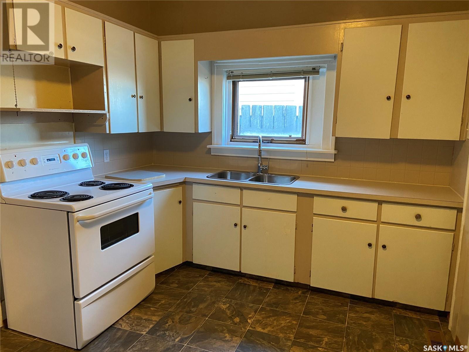 Photo 12 of 824 Cartier Avenue, Moose Jaw SK