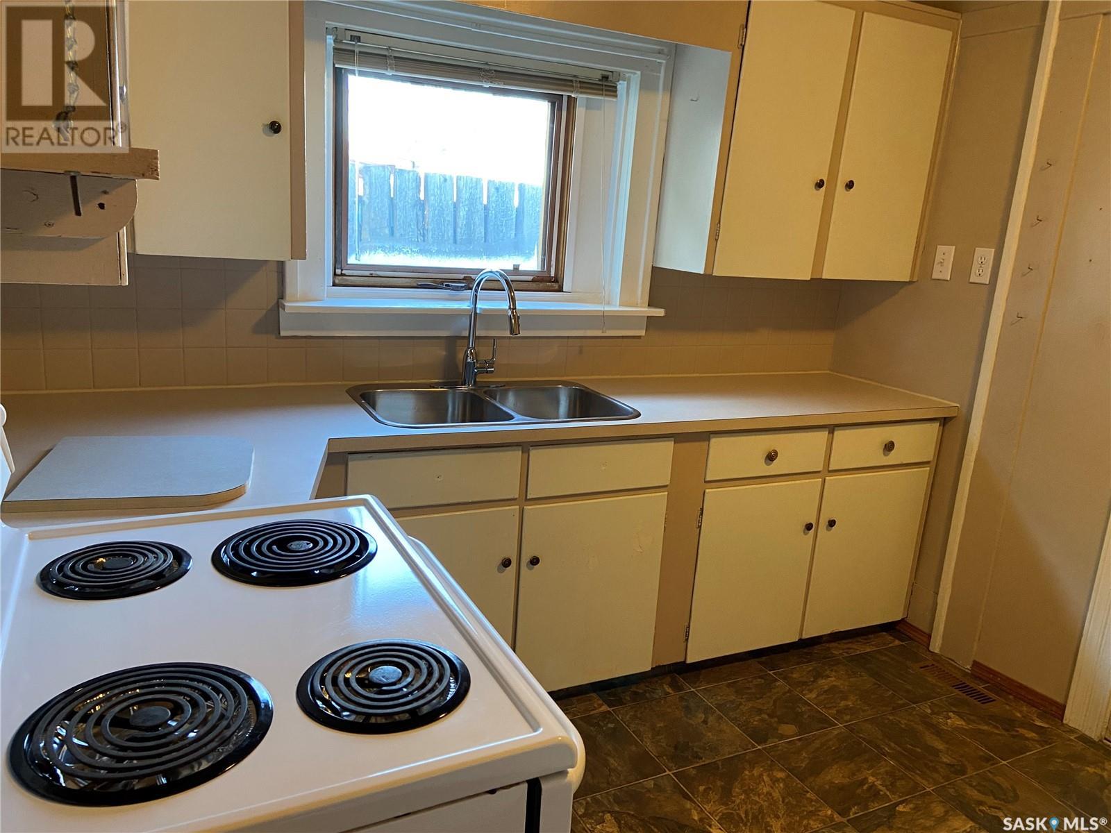 Photo 20 of 824 Cartier Avenue, Moose Jaw SK