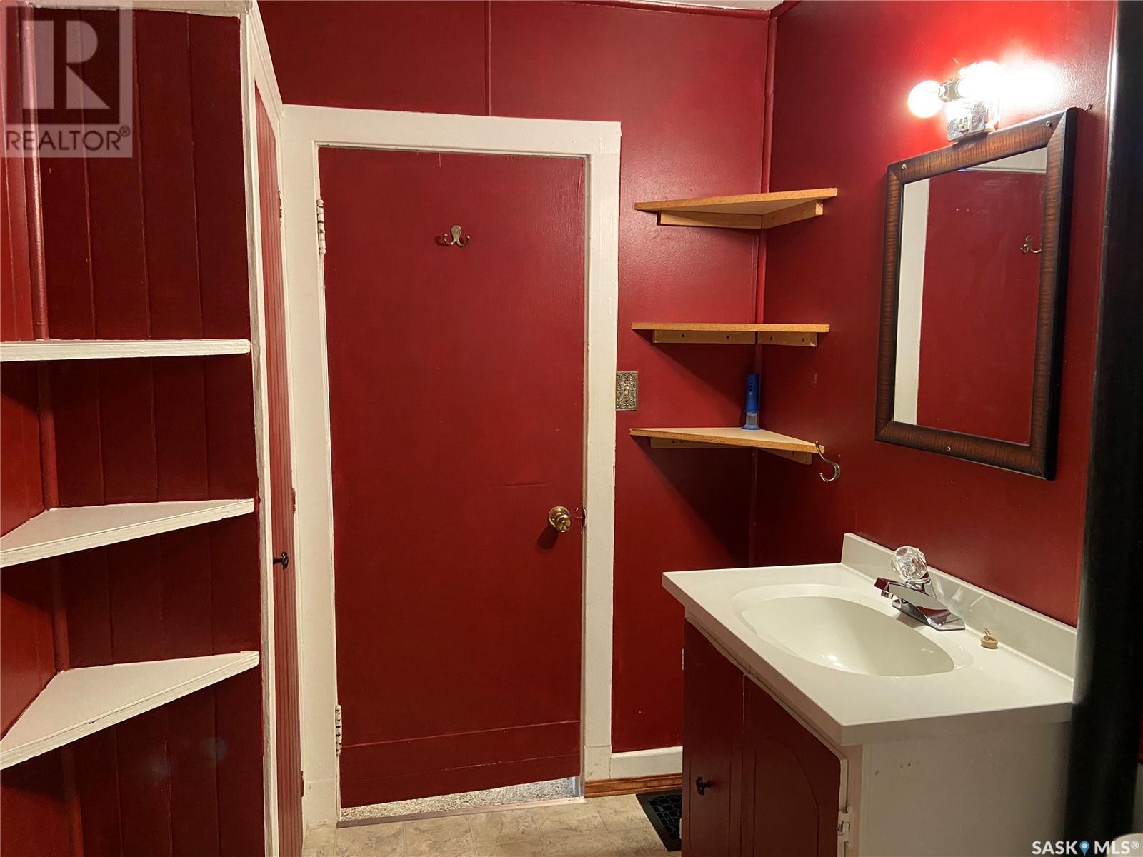 Photo 4 of 824 Cartier Avenue, Moose Jaw SK