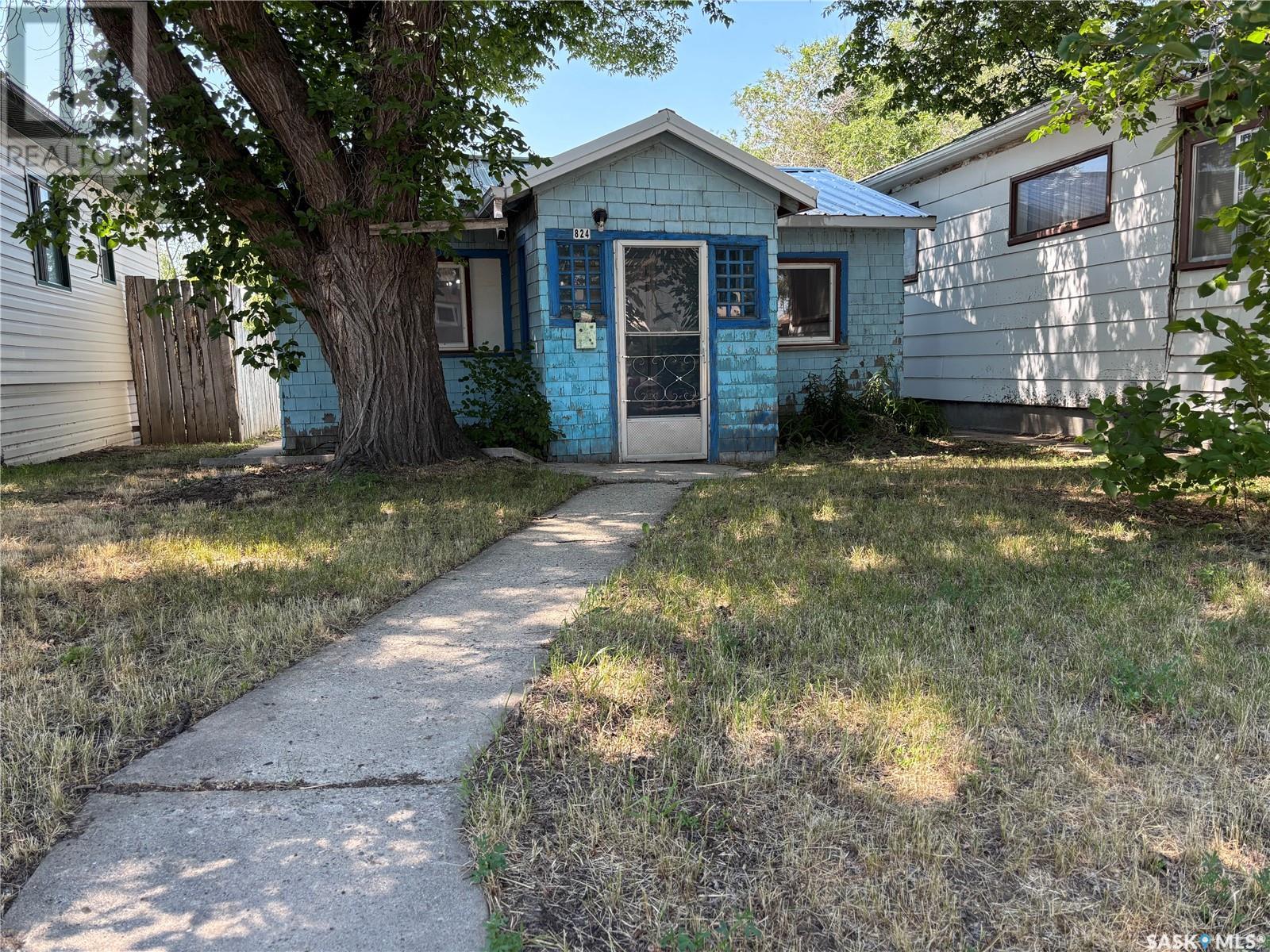 Photo 5 of 824 Cartier Avenue, Moose Jaw SK