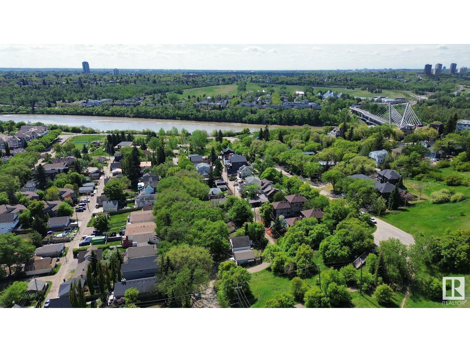 Photo 2 of 10173 93 St Nw, Edmonton AB