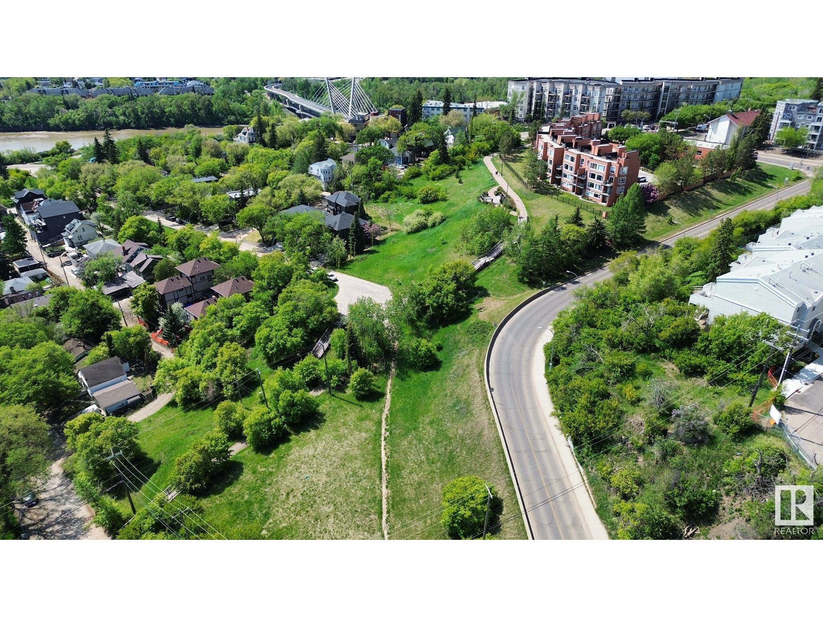 Photo 3 of 10173 93 St Nw, Edmonton AB