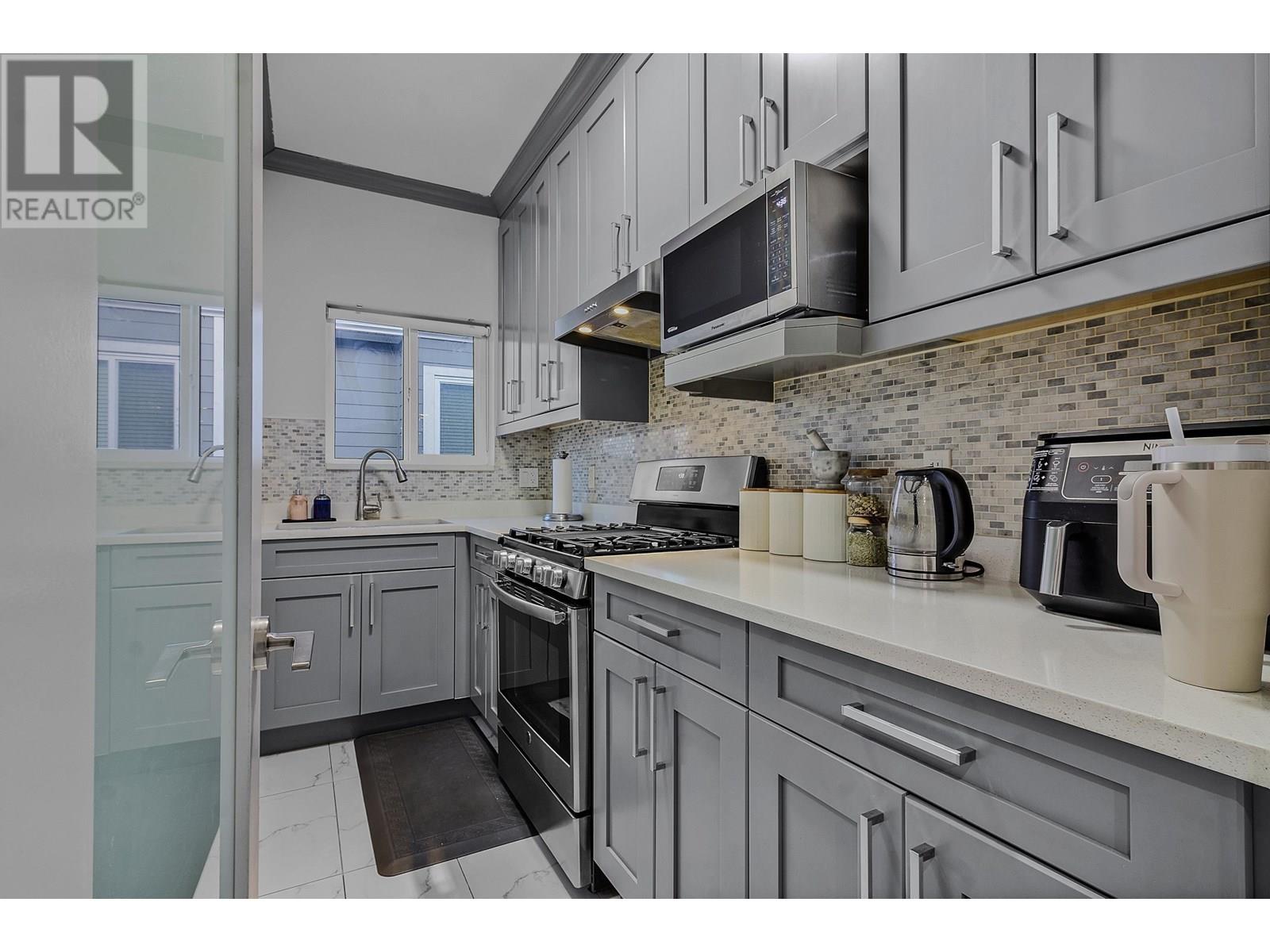 Photo 11 of 8175 10th Avenue, Burnaby BC