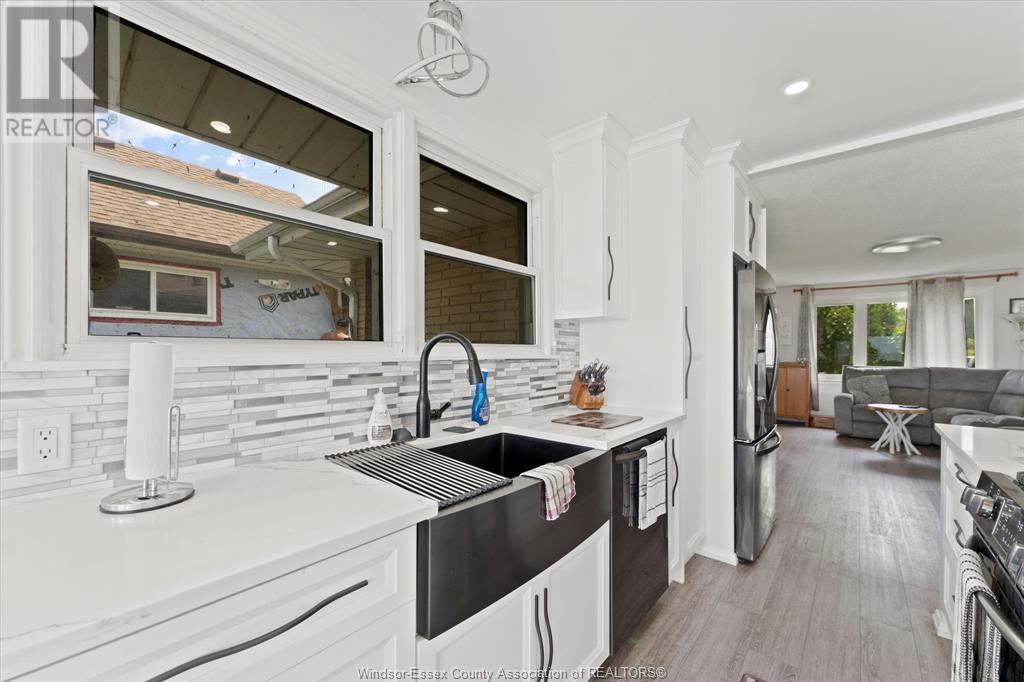 Photo 3 of 591 Ross Beach Road, Lakeshore ON
