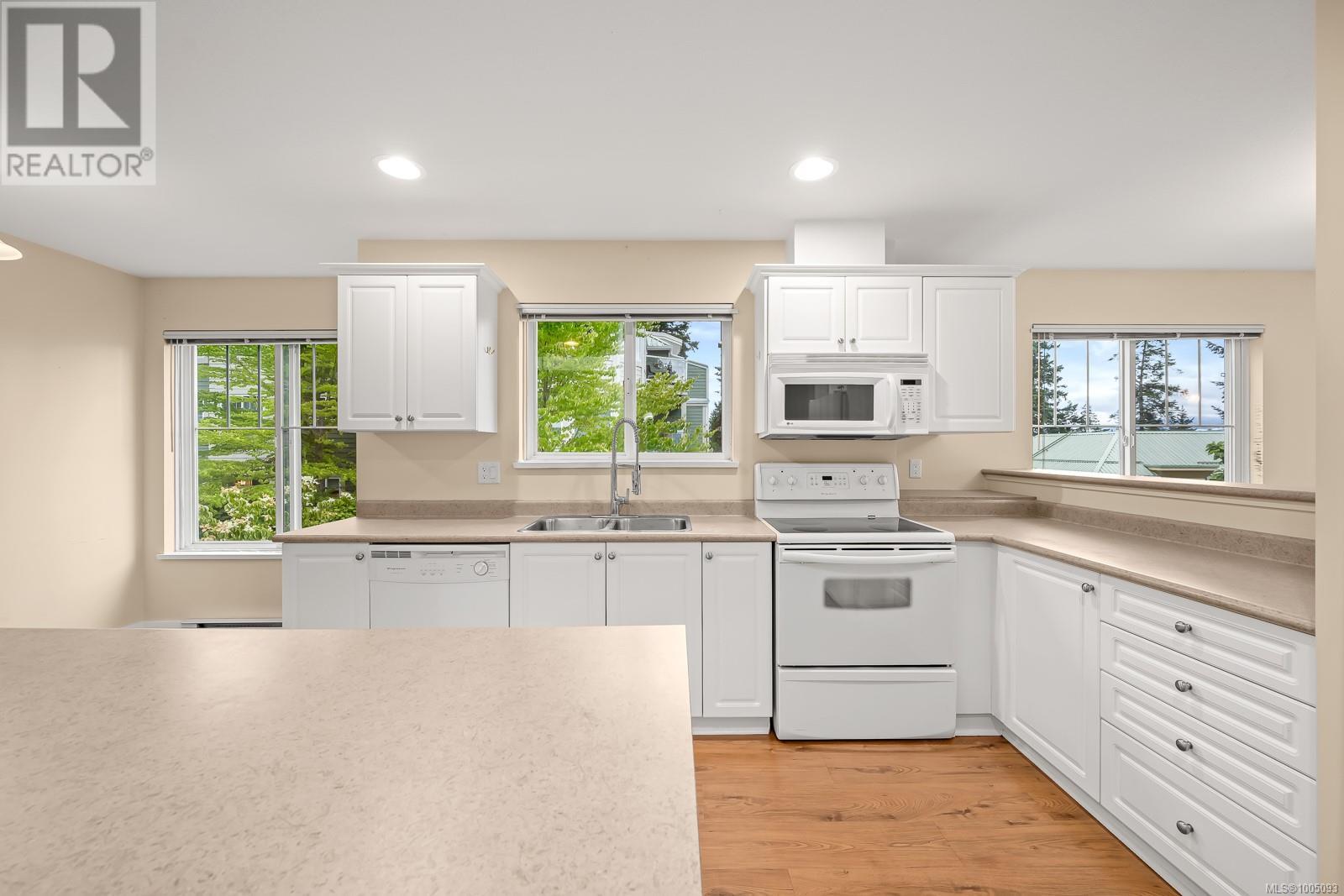 412 2275 Comox Ave, Comox