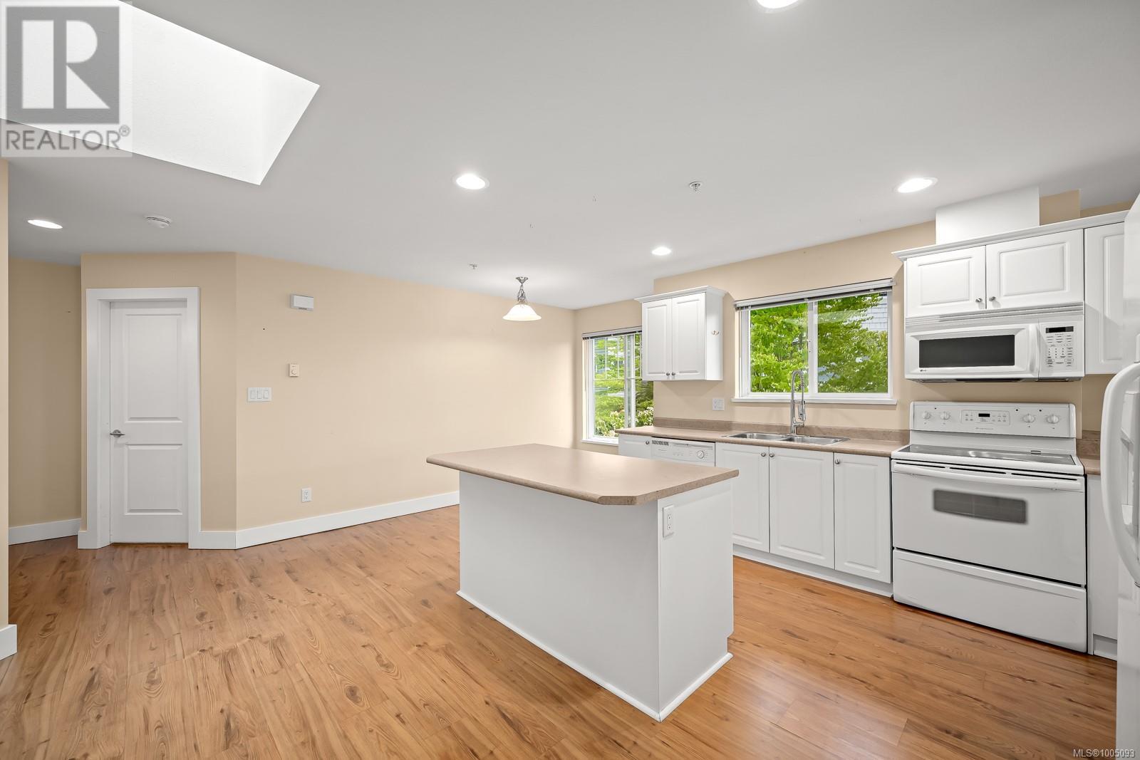 412 2275 Comox Ave, Comox