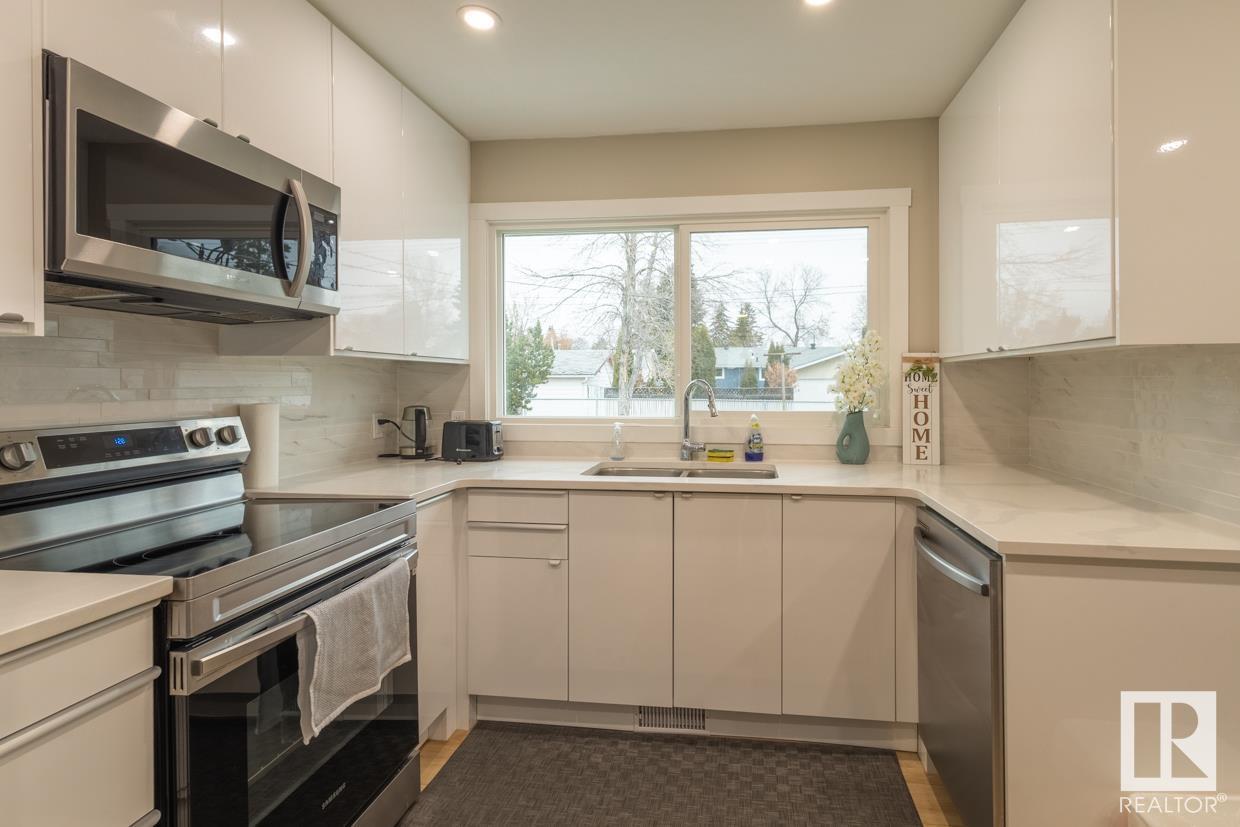 Photo 16 of 16110 82 Av Nw, Edmonton AB