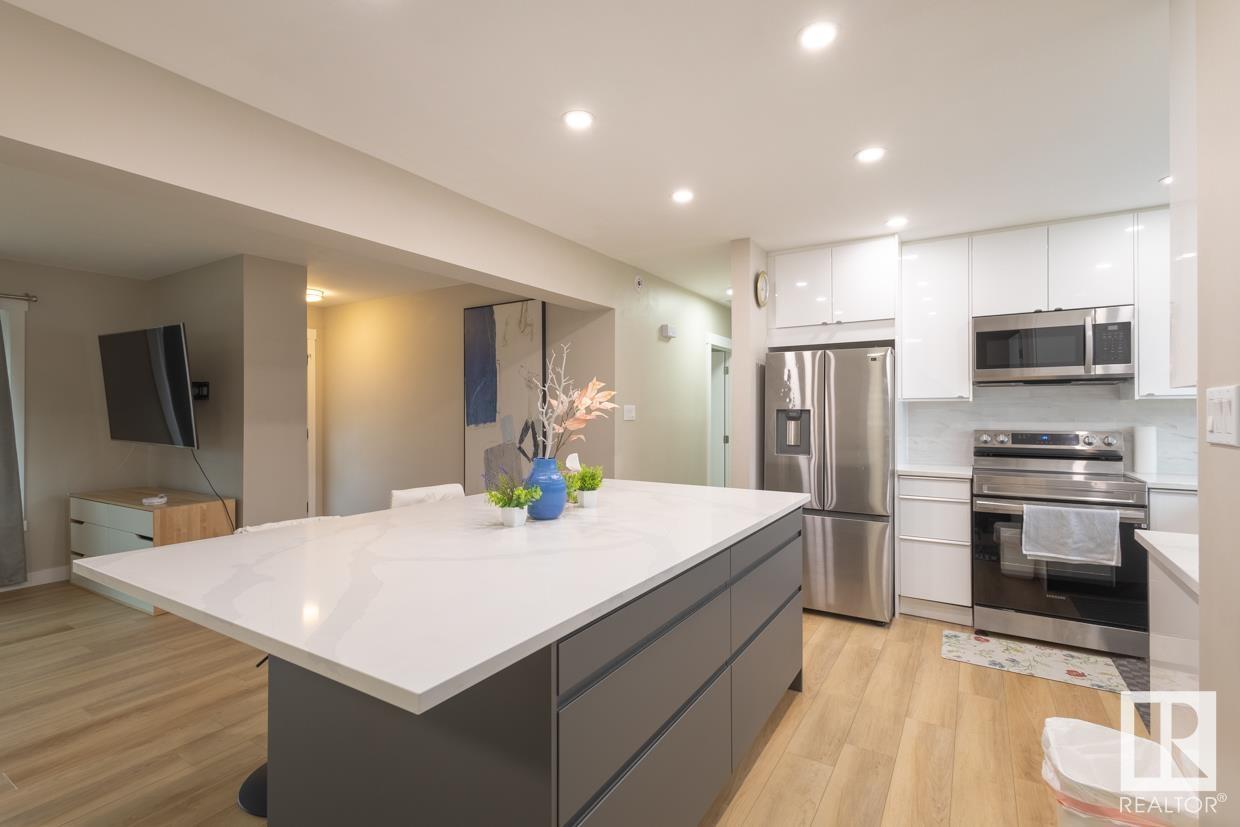 Photo 11 of 16110 82 Av Nw, Edmonton AB