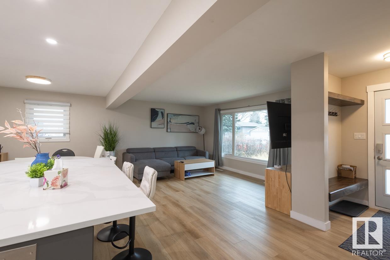 Photo 9 of 16110 82 Av Nw, Edmonton AB