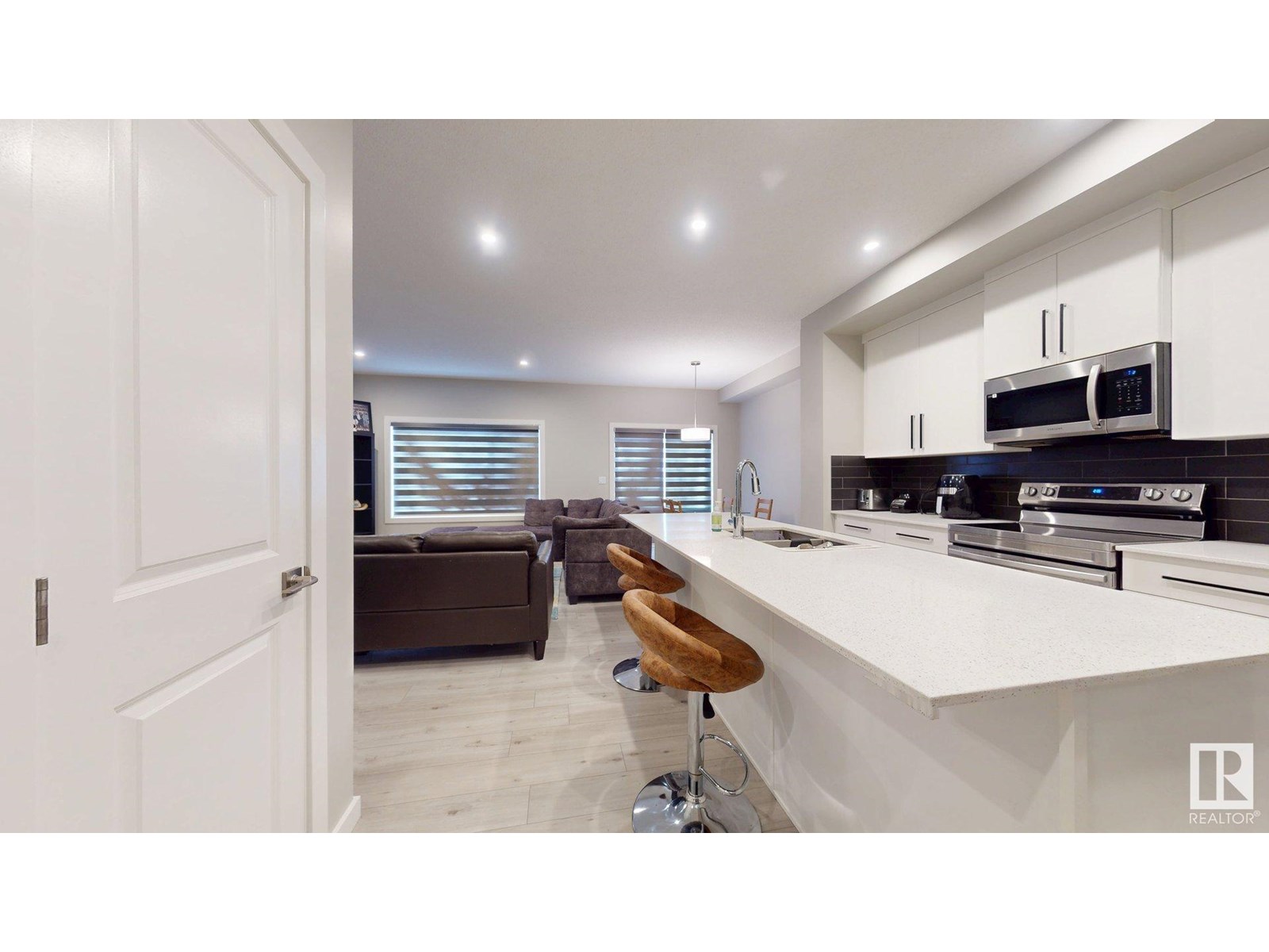 Photo 2 of 607 31 Av Nw, Edmonton AB