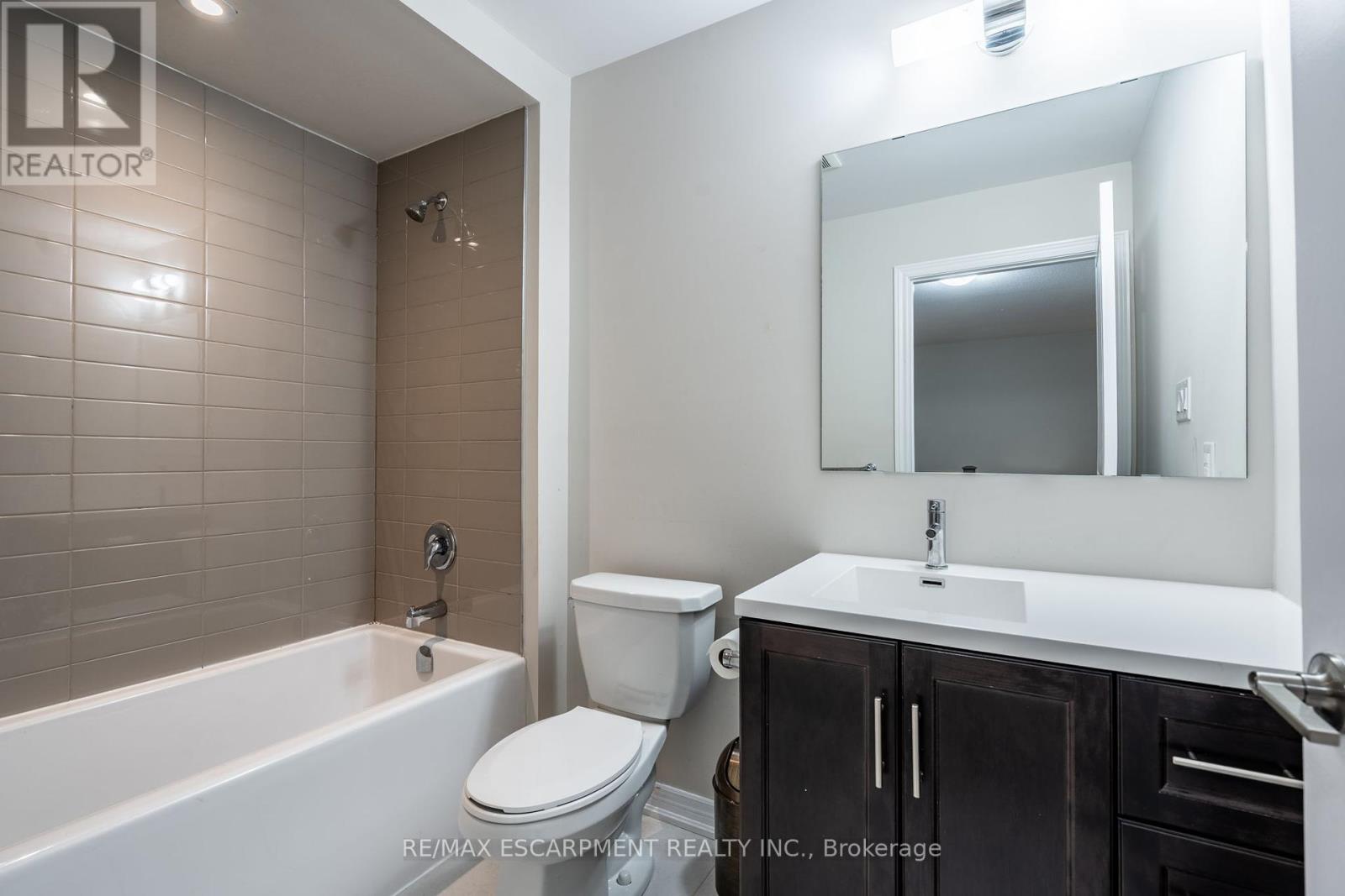 Photo 26 of 66 Pelican Lane, Hamilton ON