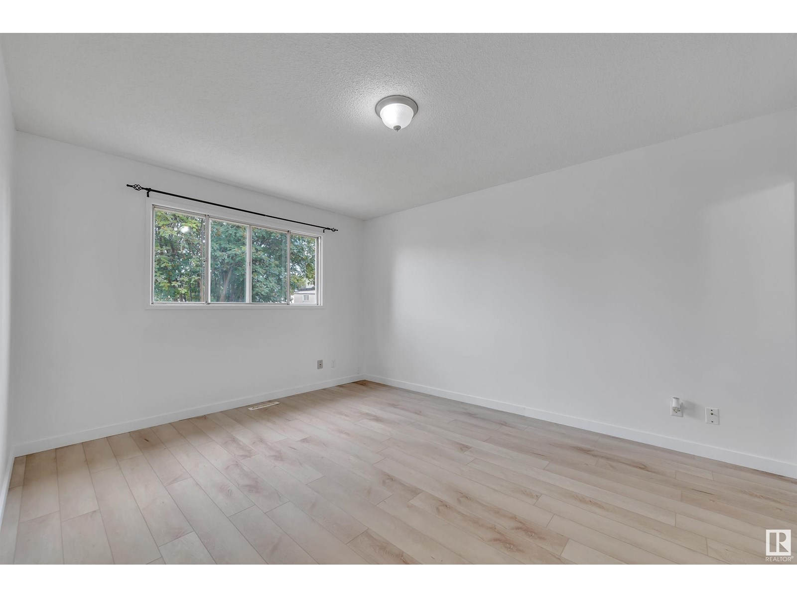 Photo 43 of 7203 138 Av Nw, Edmonton AB