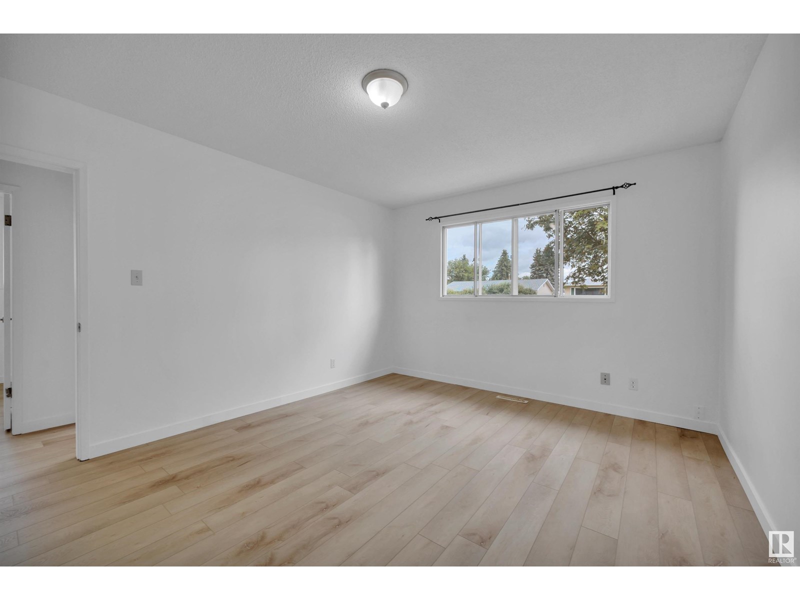 Photo 1 of 7203 138 Av Nw, Edmonton AB