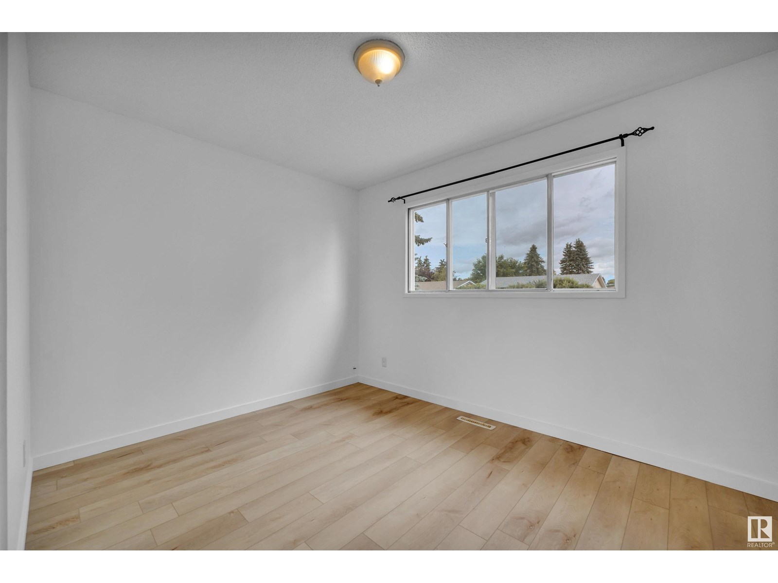 Photo 2 of 7203 138 Av Nw, Edmonton AB