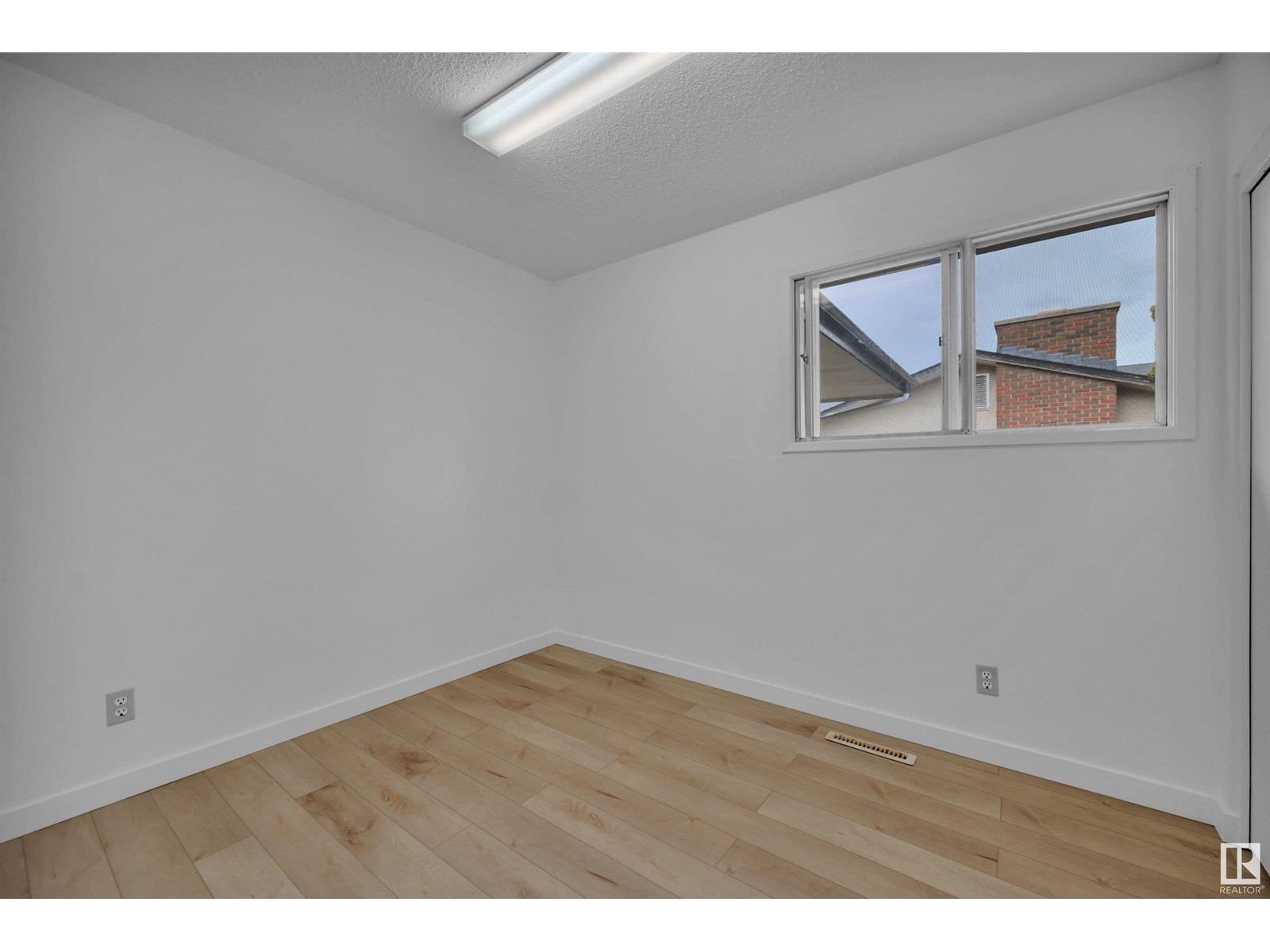 Photo 5 of 7203 138 Av Nw, Edmonton AB