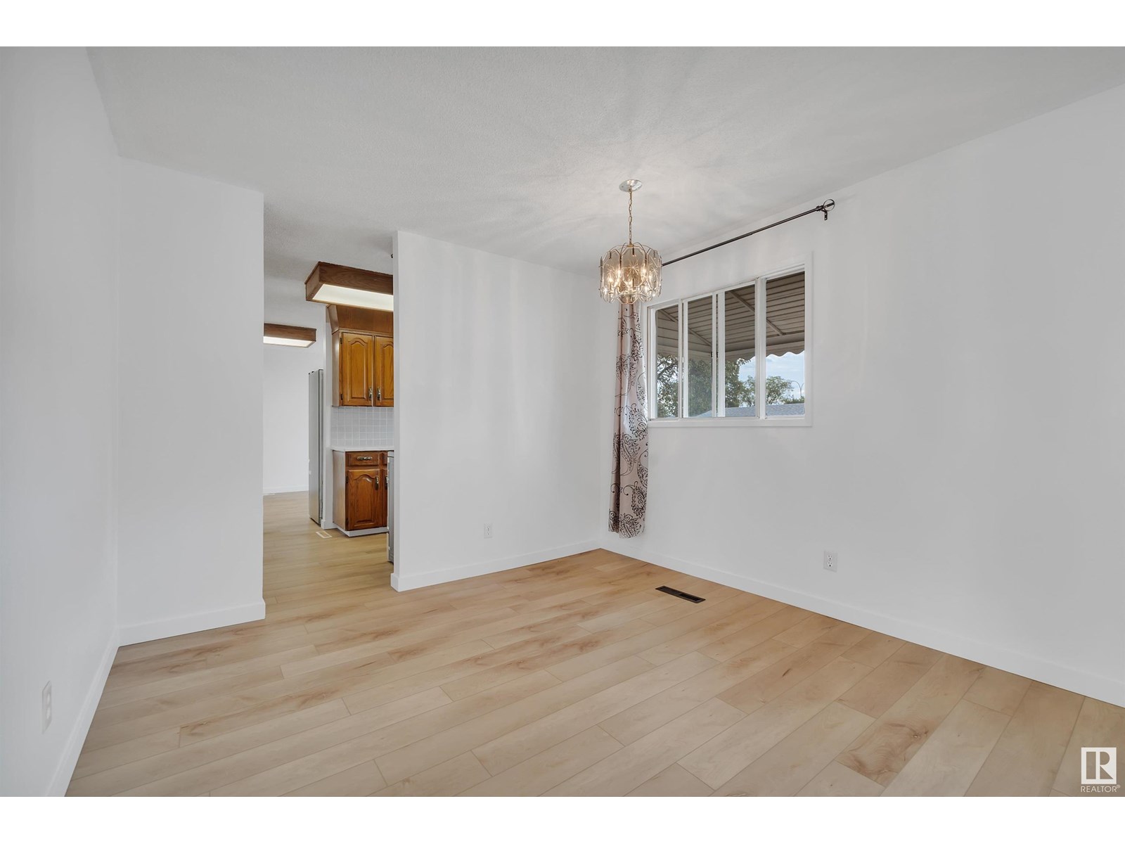 Photo 9 of 7203 138 Av Nw, Edmonton AB
